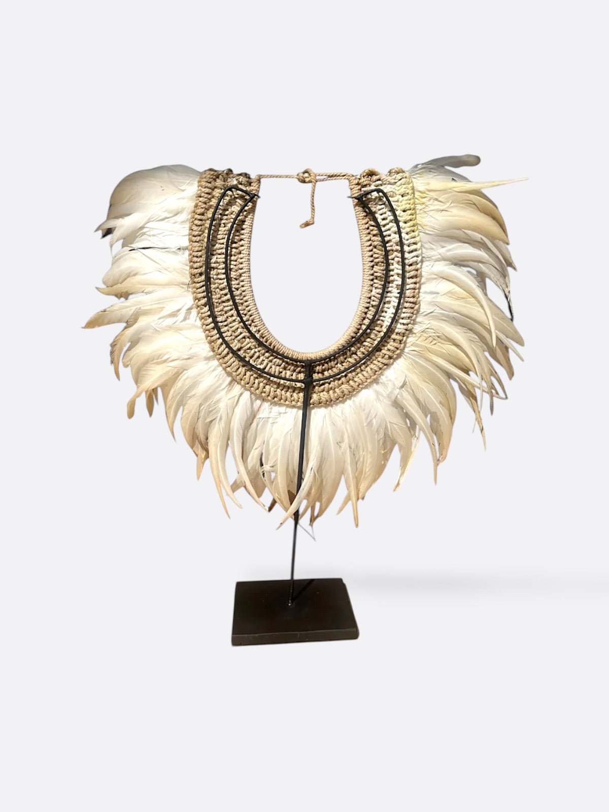 Détail des plumes et coquillages du collier Thais