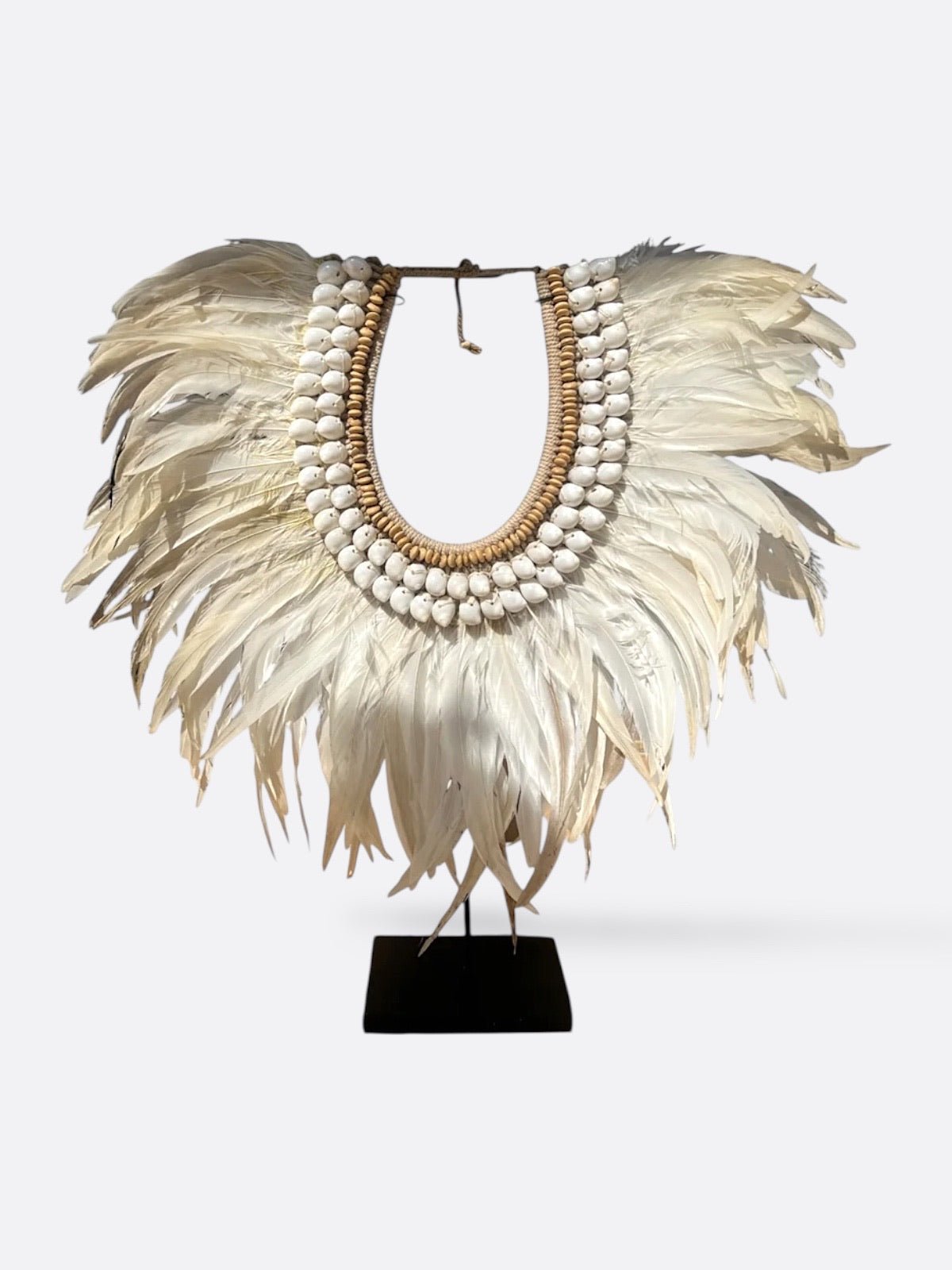 Collier décoratif en plumes et coquillages Thais, vue de face