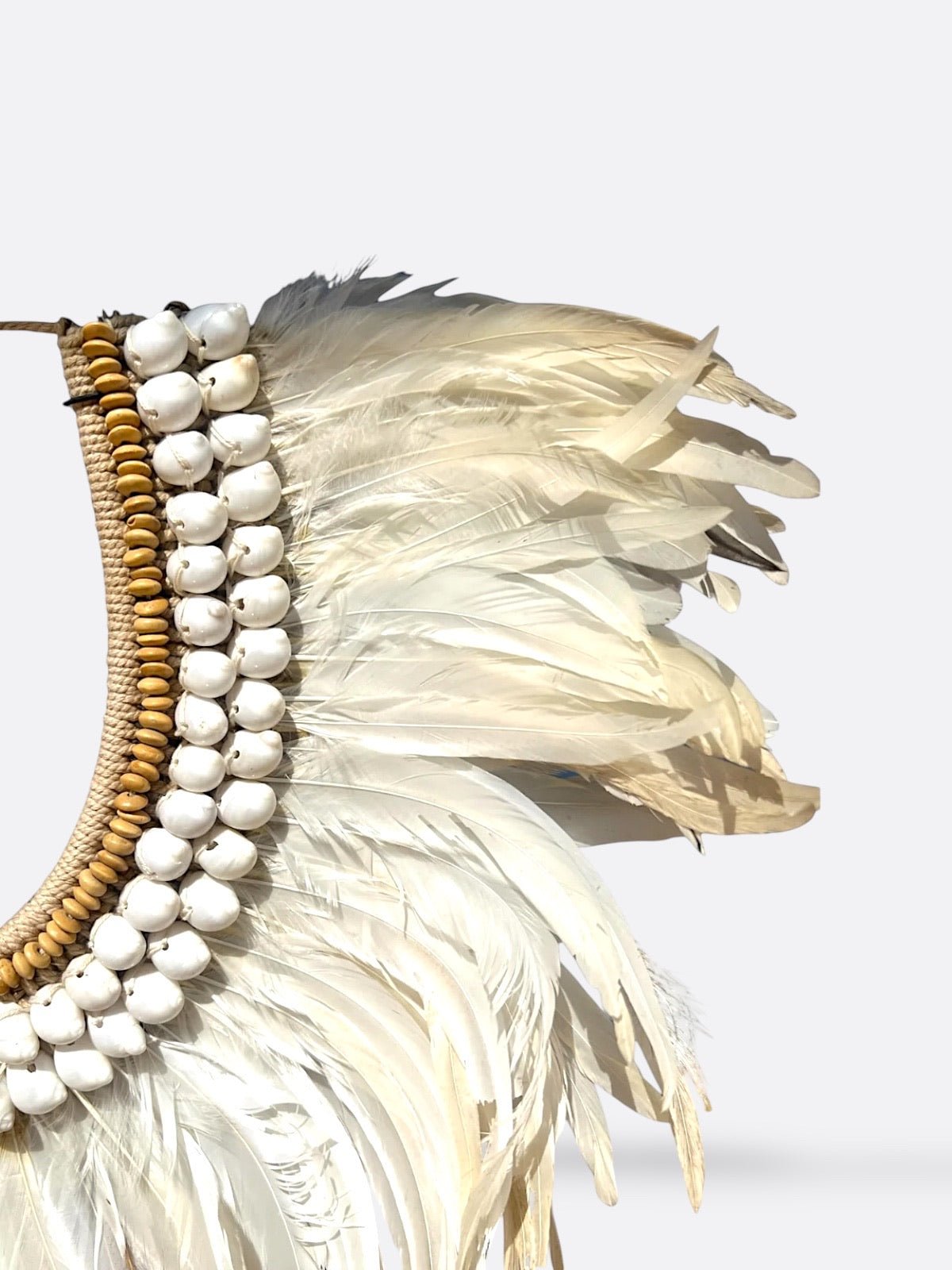 Détail du tissage en macramé du collier Thais