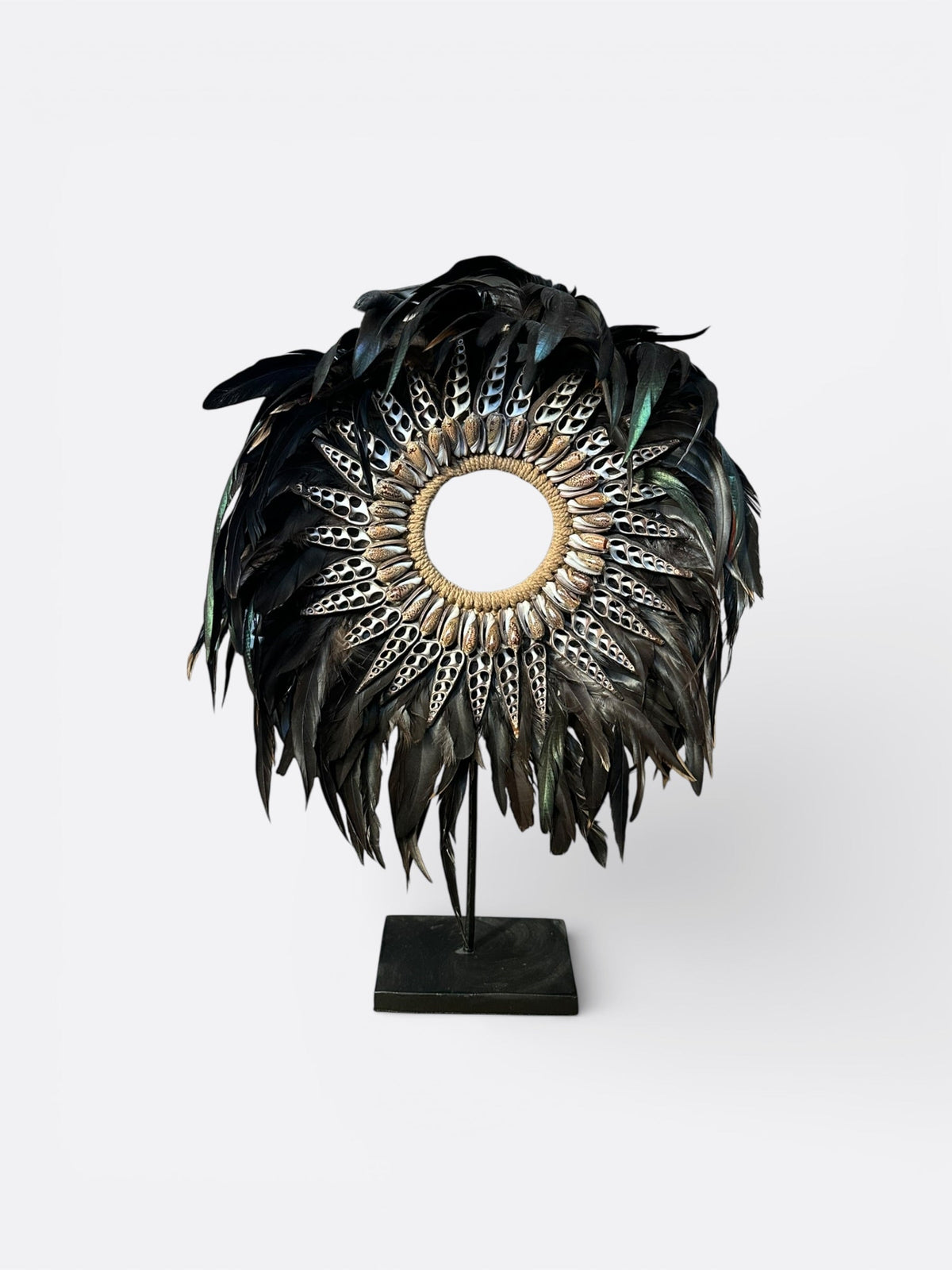 décoration artisanale en plume noir et coquillage de bali