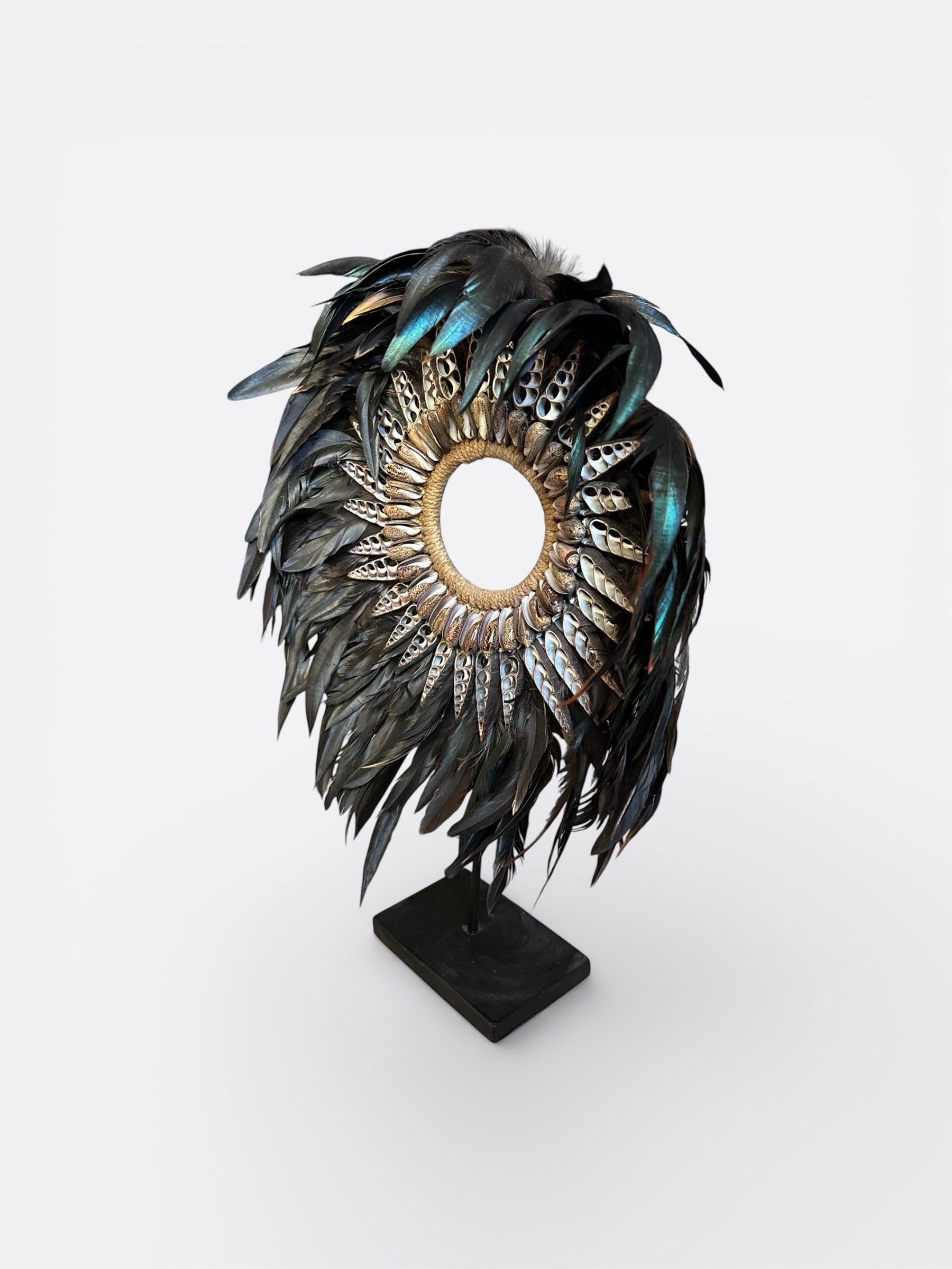 Collier décoratif en plumes et coquillages – Uliah