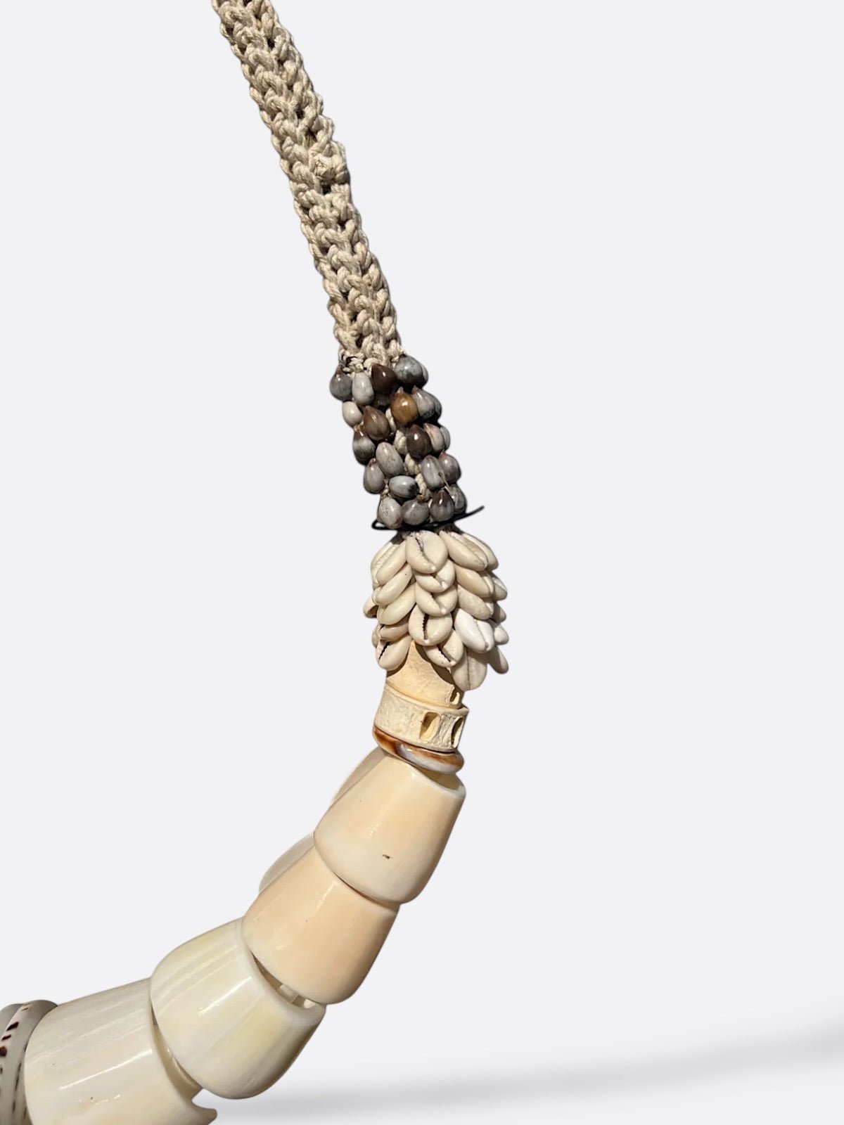 Détail des perles et coquillages du collier Aman