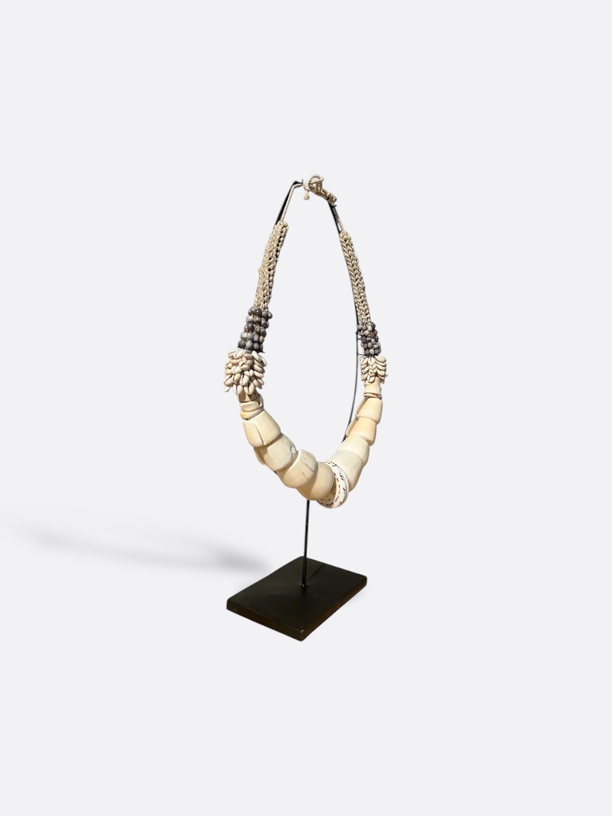 Collier Aman suspendu au mur