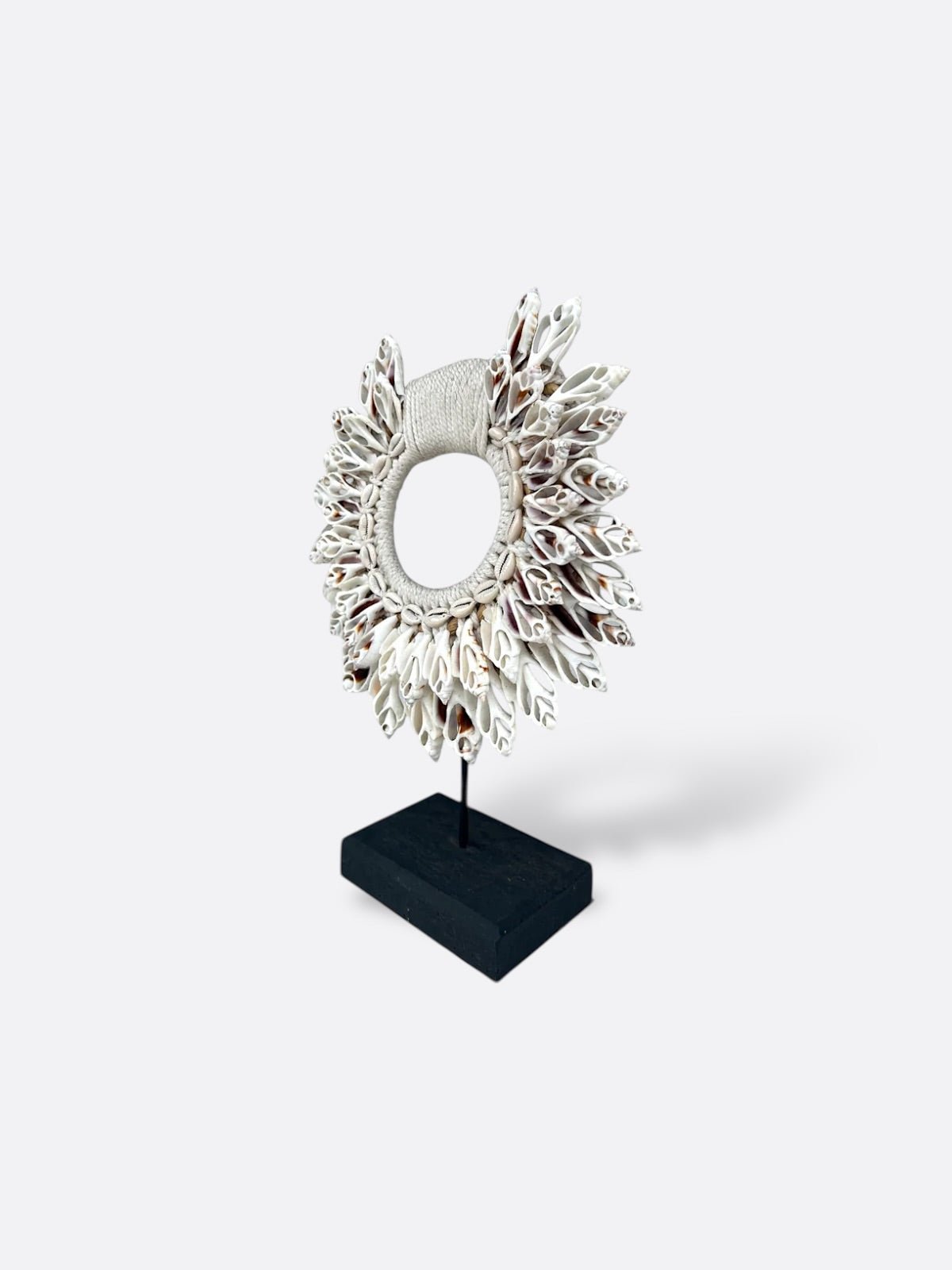 Collier Semesta posé sur une étagère