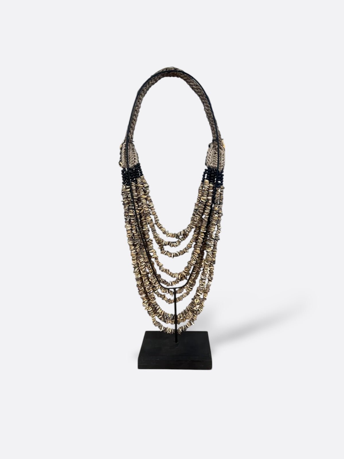 Collier Putu suspendu au mur