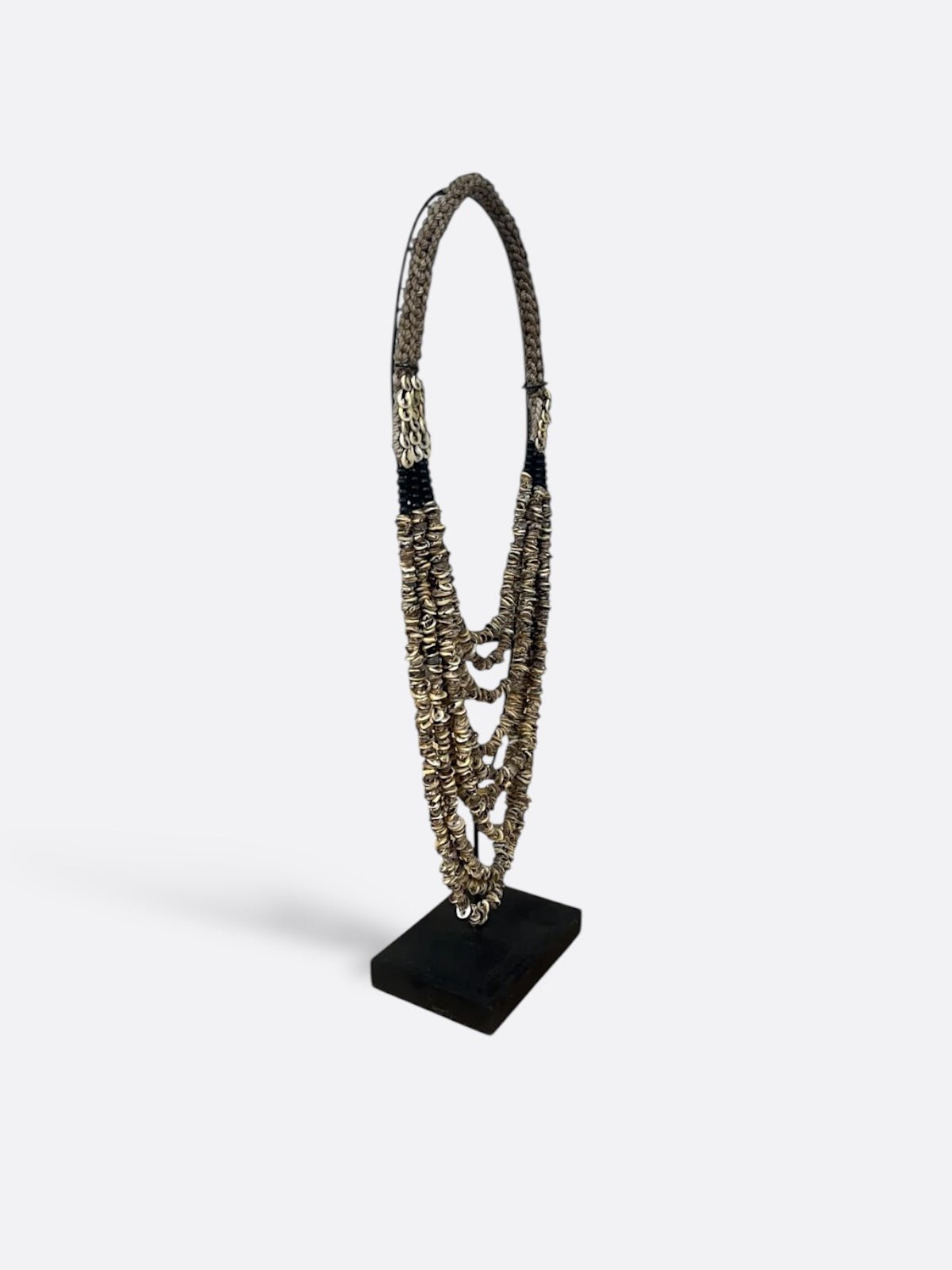 Collier Putu posé sur une étagère
