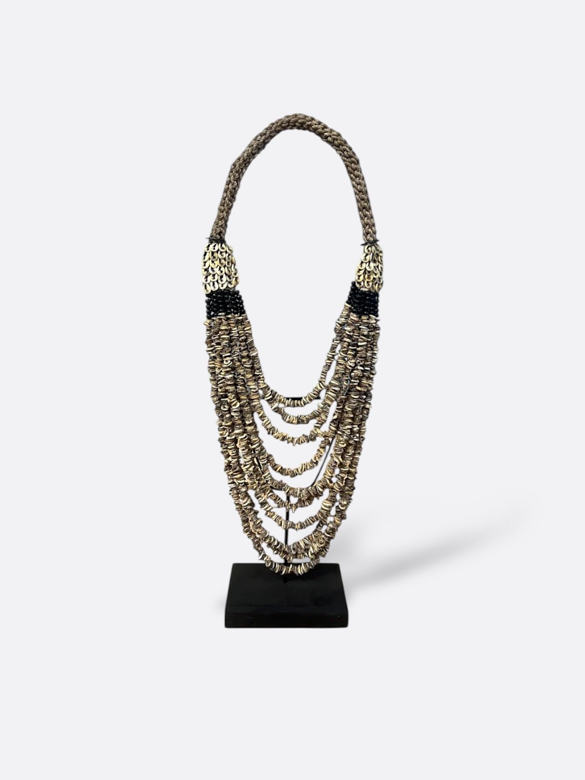 Collier Putu en coquillages et perles, vue de face