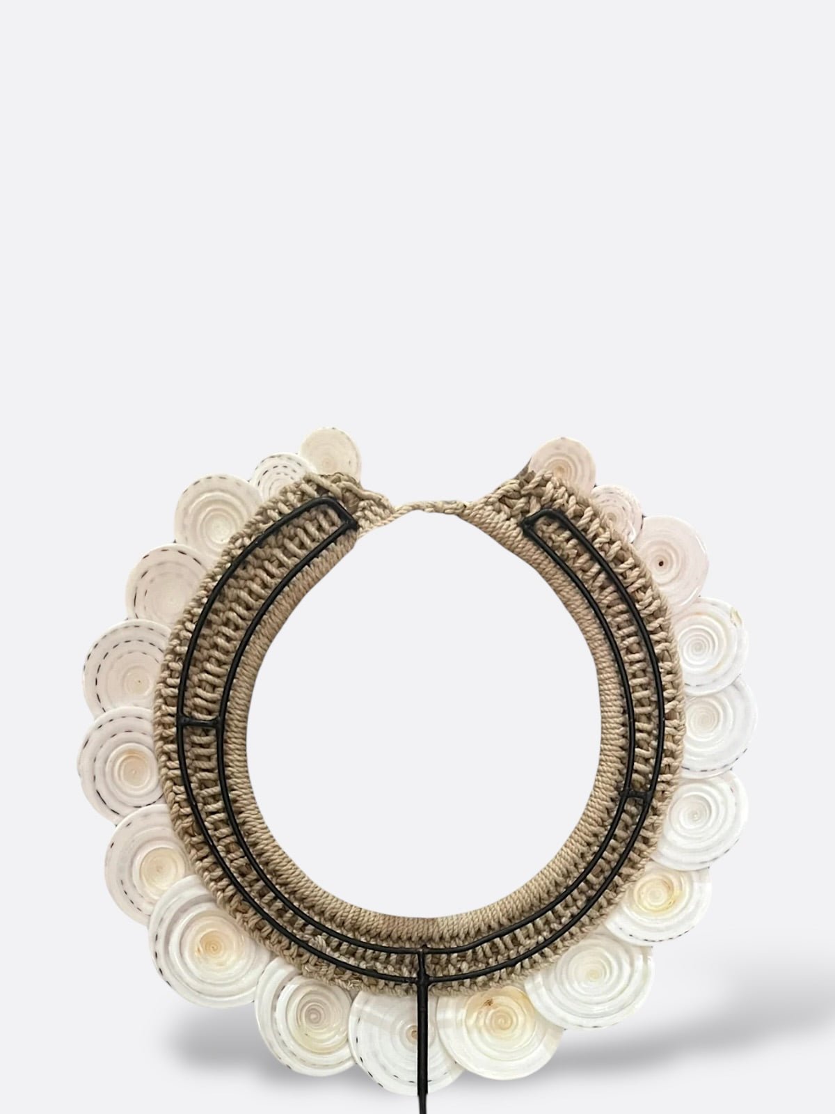 Détail des coquillages plats du collier Nala