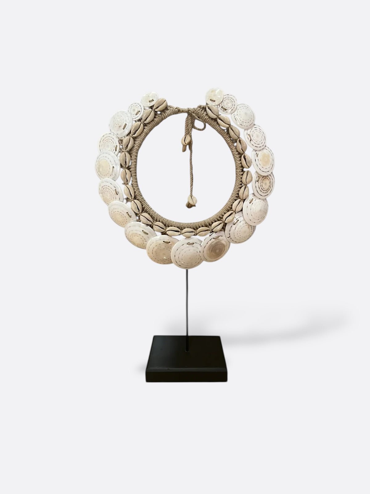 Collier en coquillages plats naturels Nala, vue de face