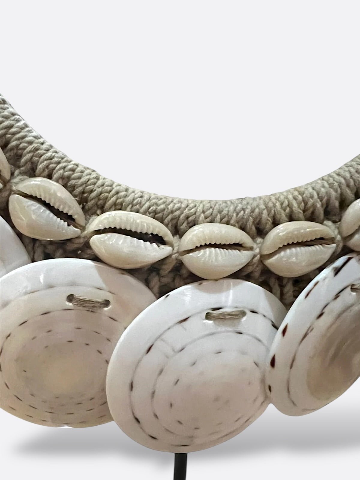 Détail du tissage en macramé du collier Nala
