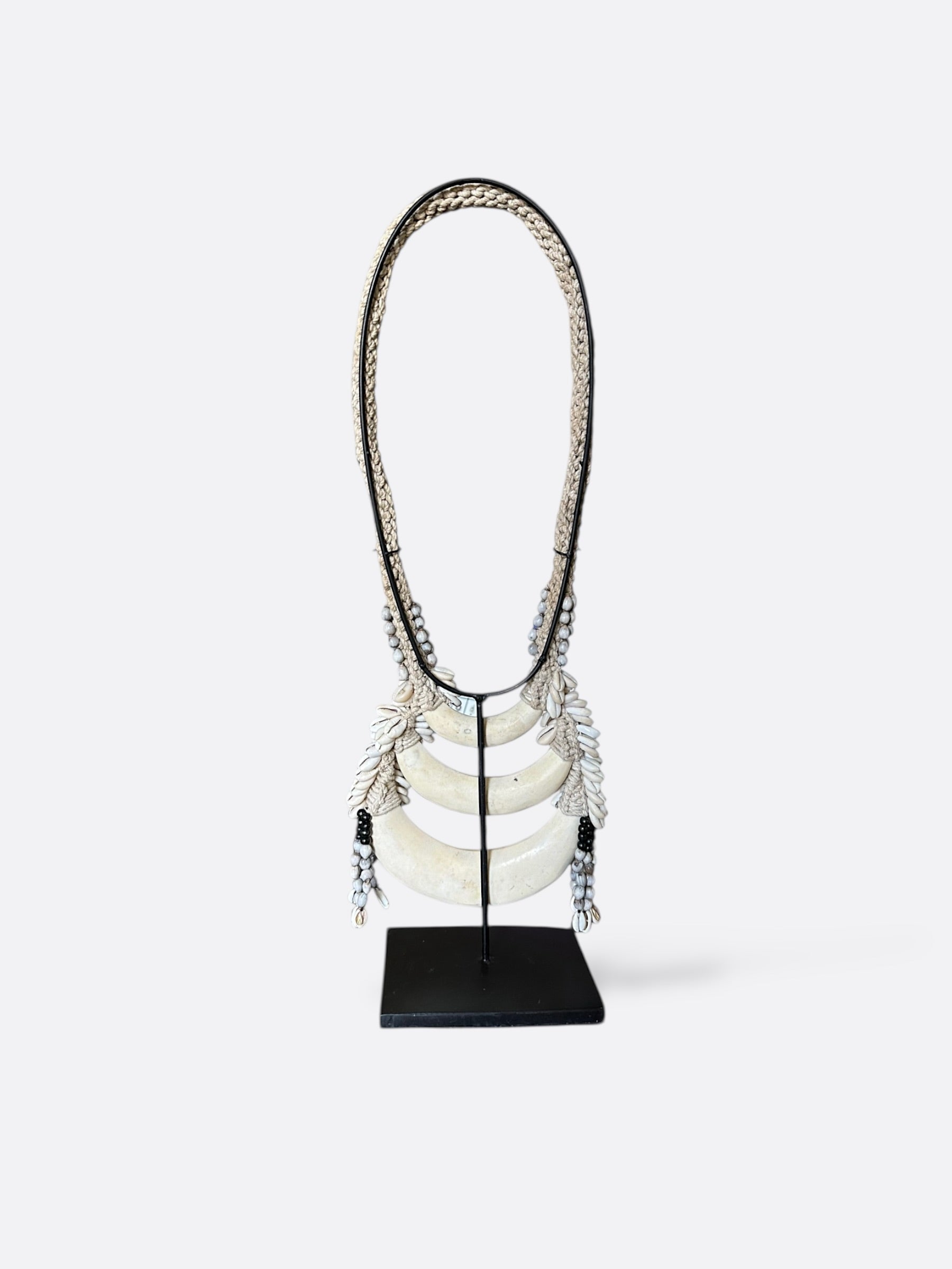 Collier en corail sur socle - Kawa