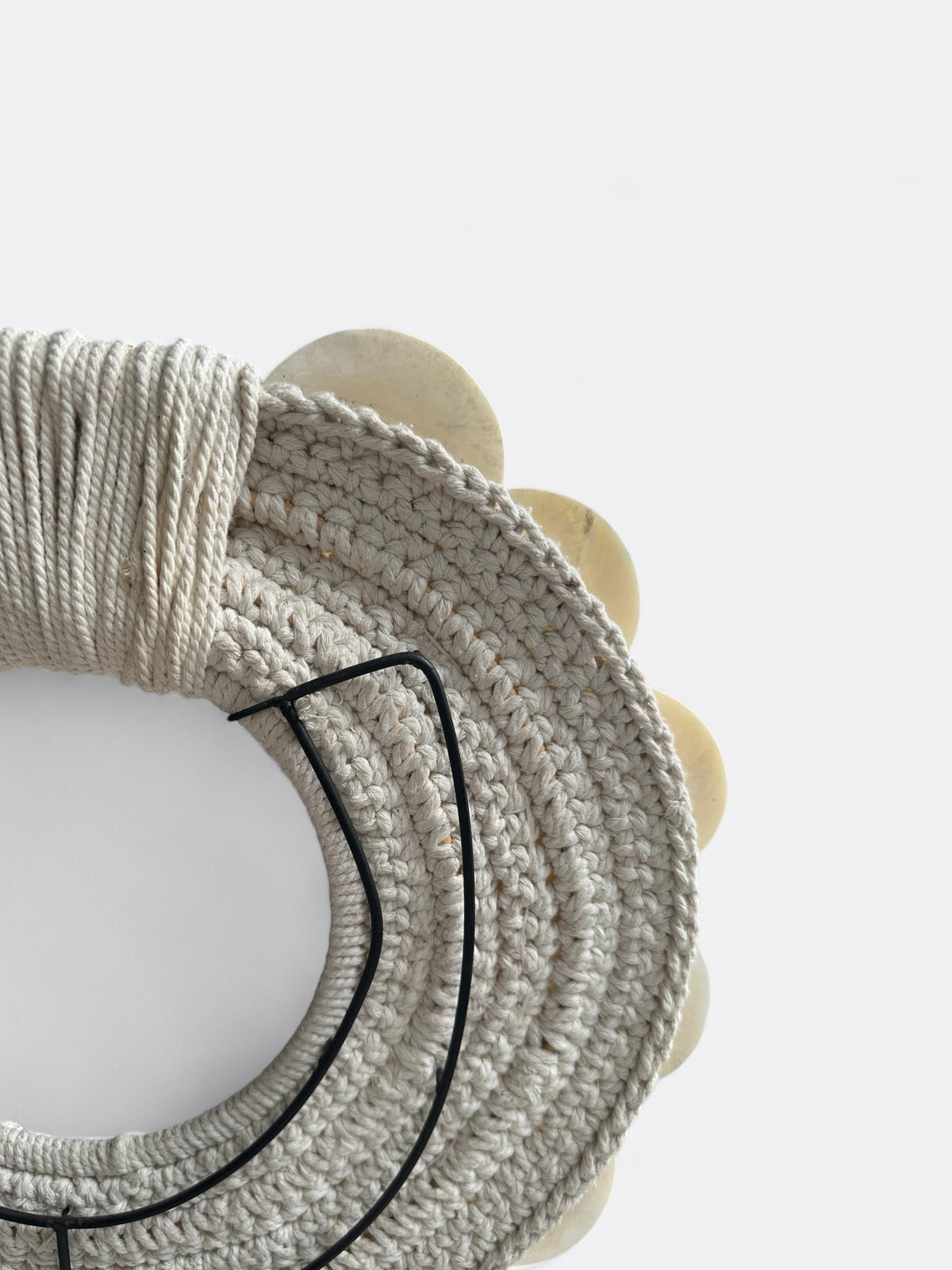 Collier Alliah posé sur une étagère