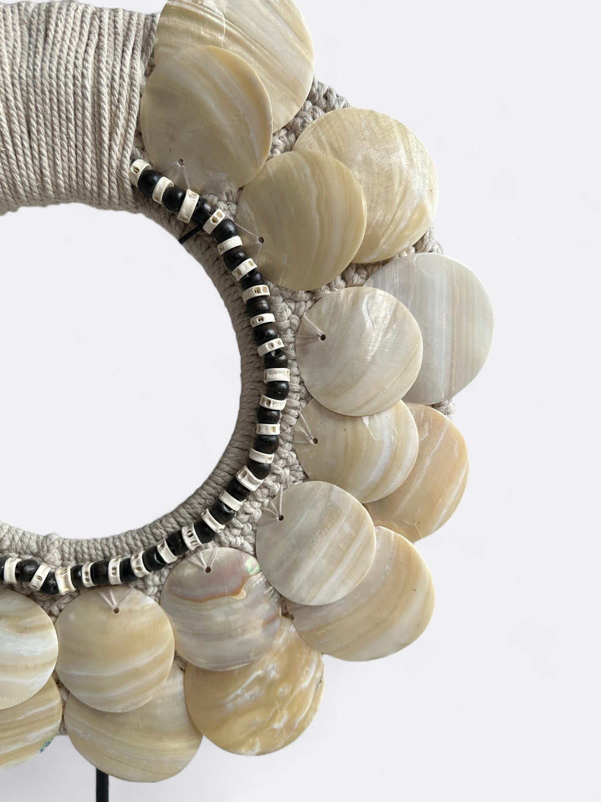 Détail de la nacre et des perles du collier Alliah