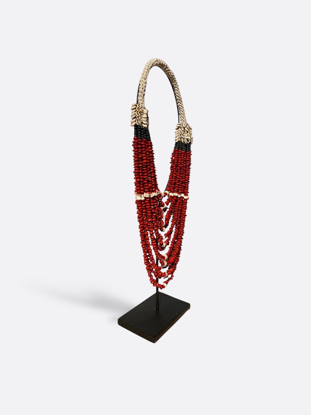 Collier en perles et coquillages sur socle - Aria