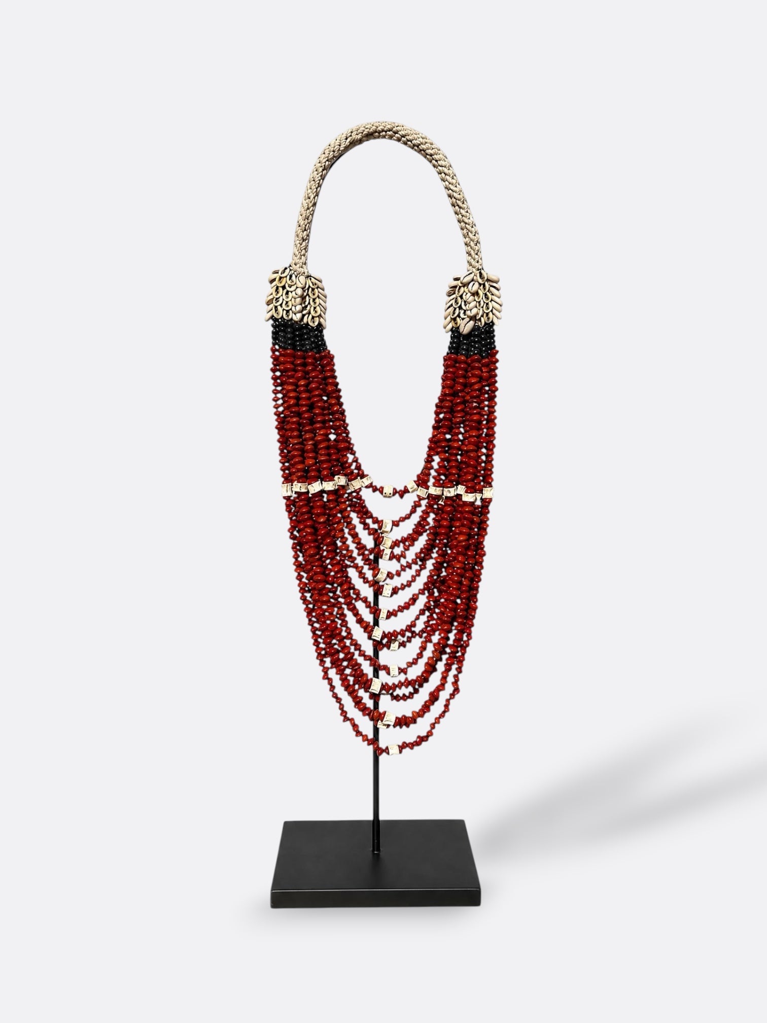 Collier en perles et coquillages sur socle - Aria