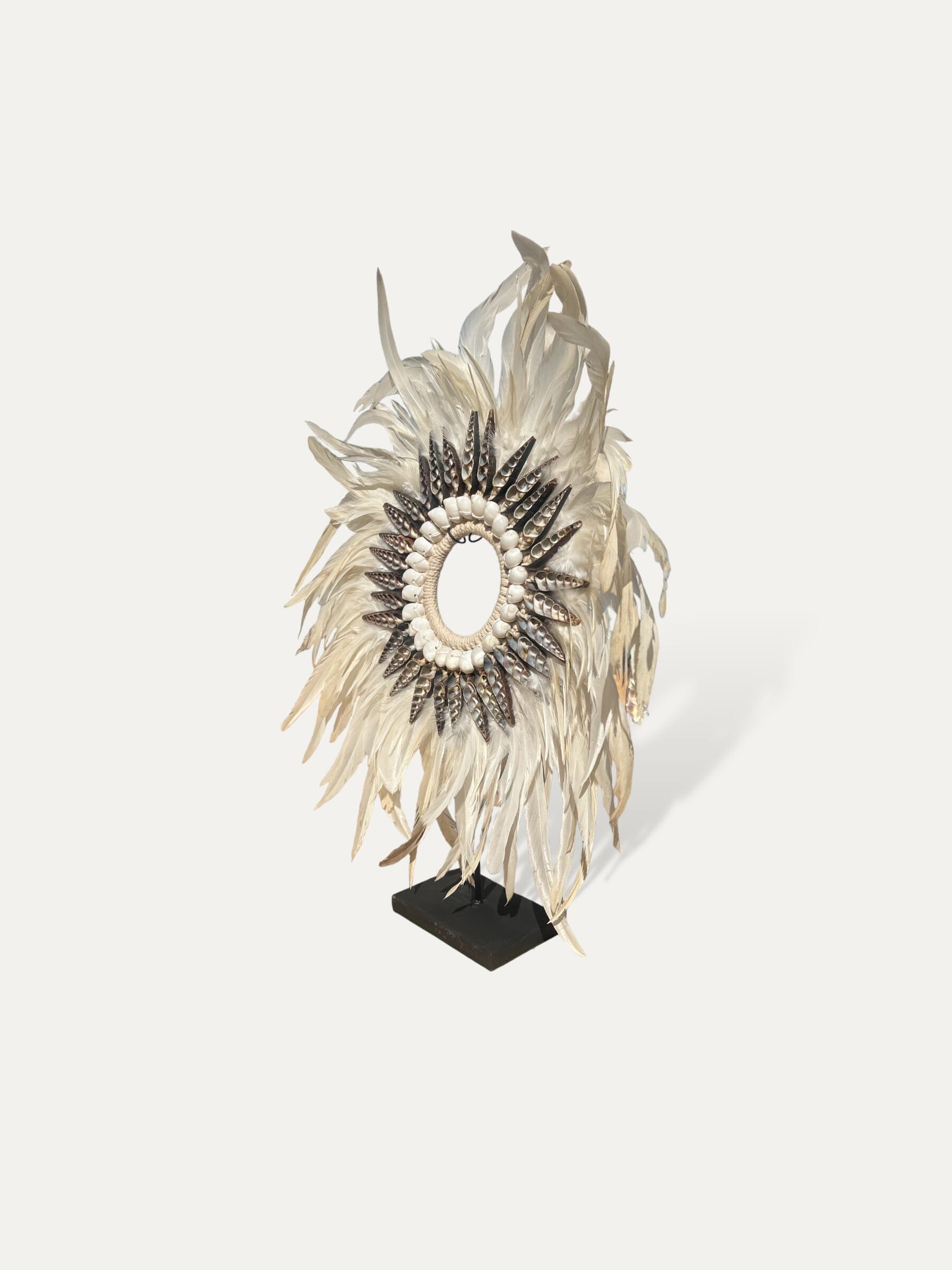 Collier en plumes blanches sur socle - Zephir Cokoha 