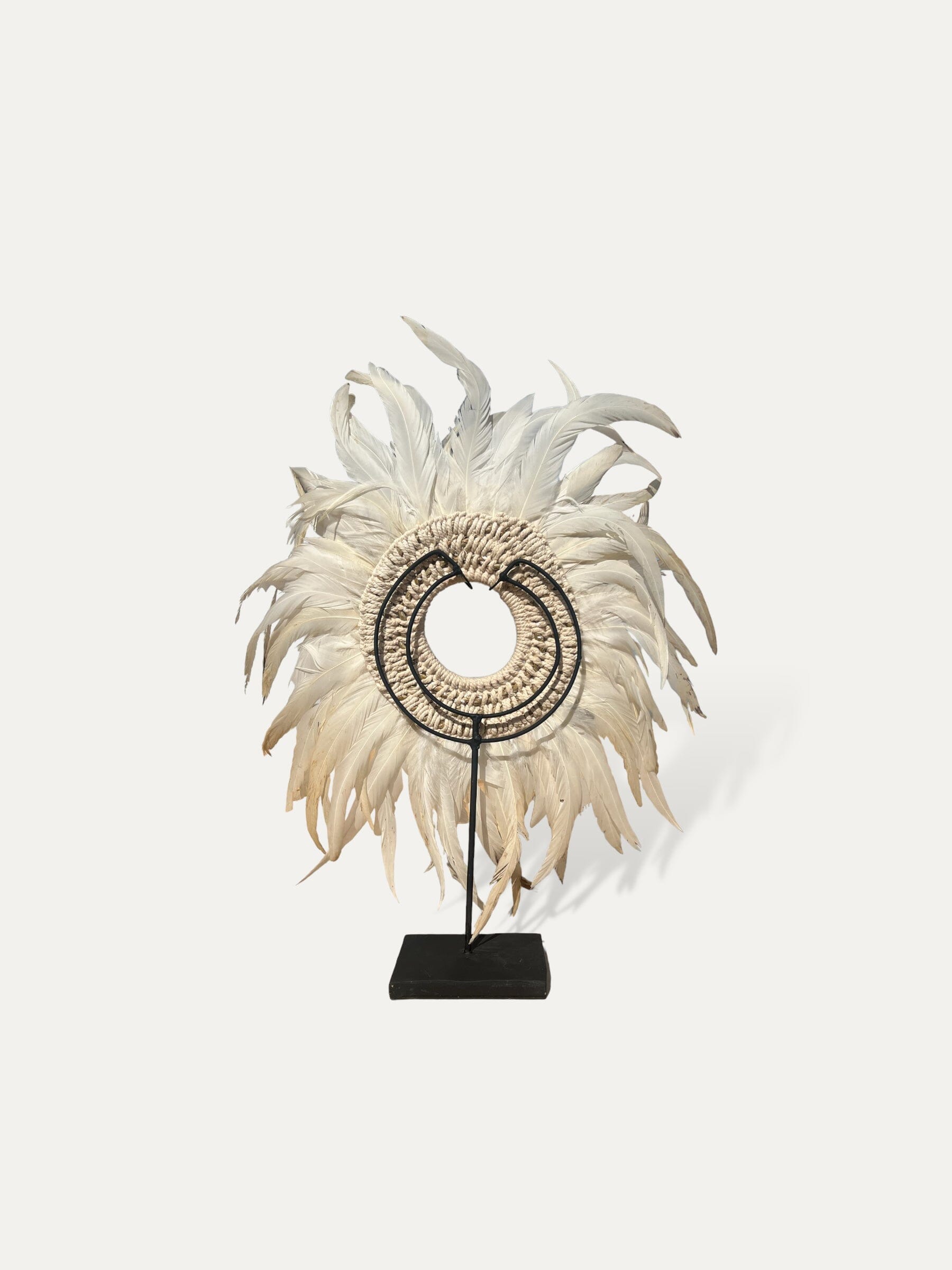 Collier en plumes blanches sur socle - Zephir Cokoha 