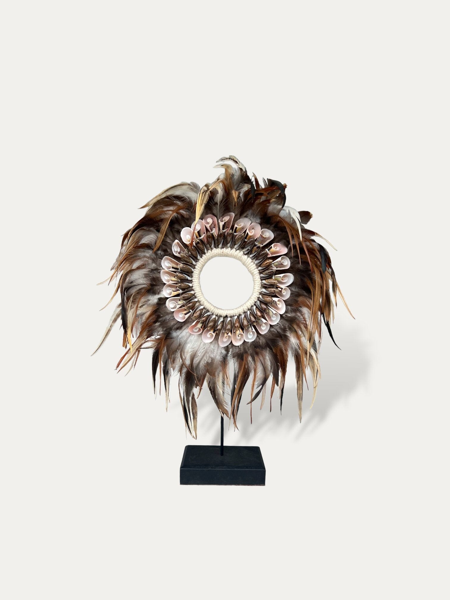 Collier en plumes sur socle - Eliora Cokoha 