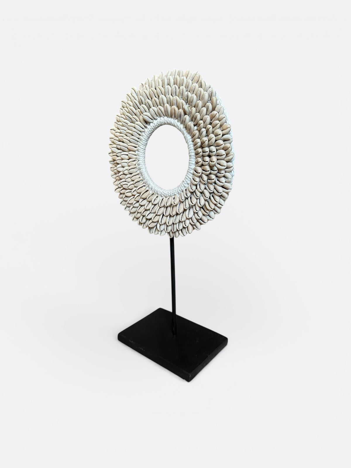 Collier tribal Nari posé sur une étagère