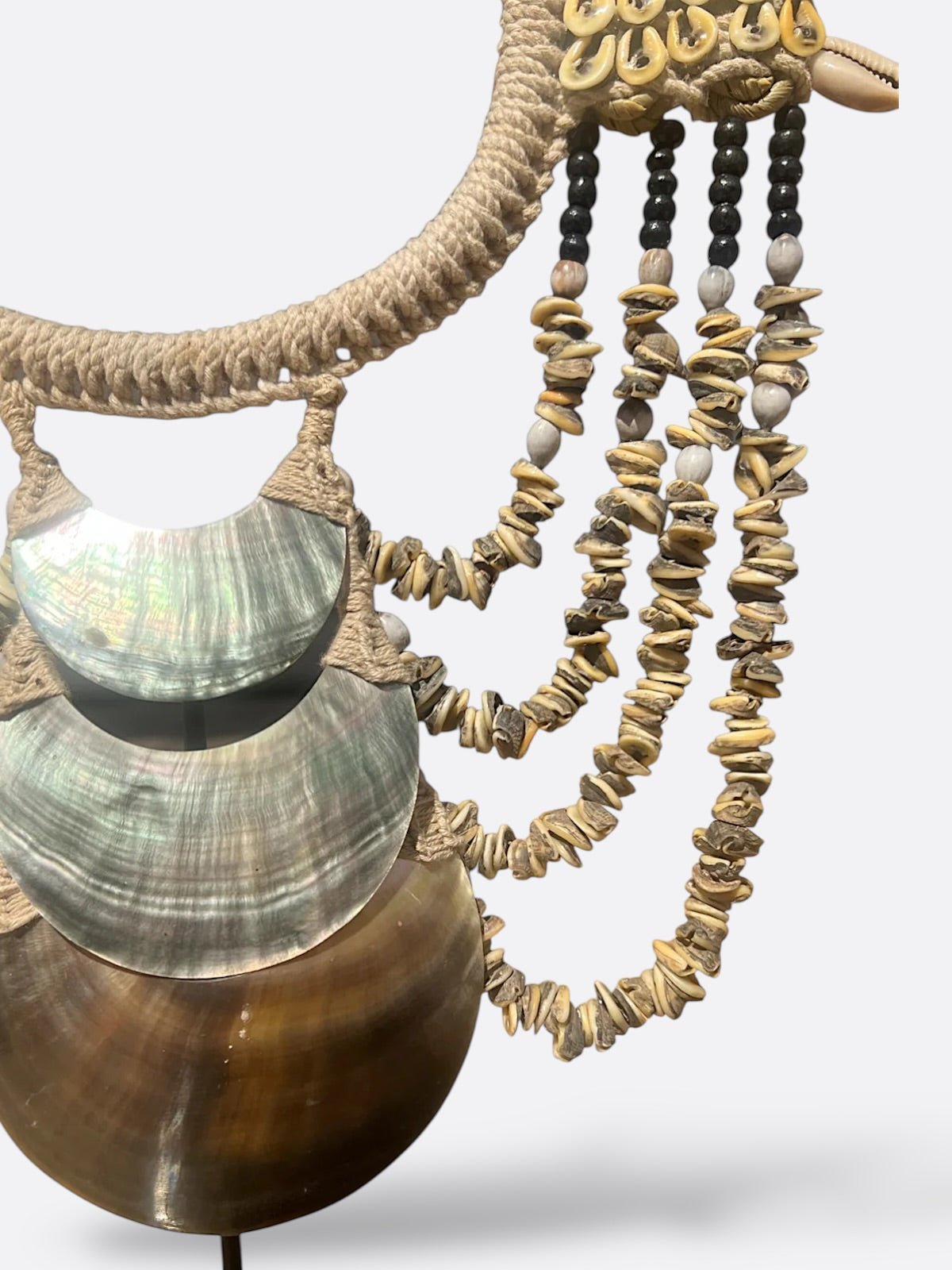 Collier Suku suspendu au mur