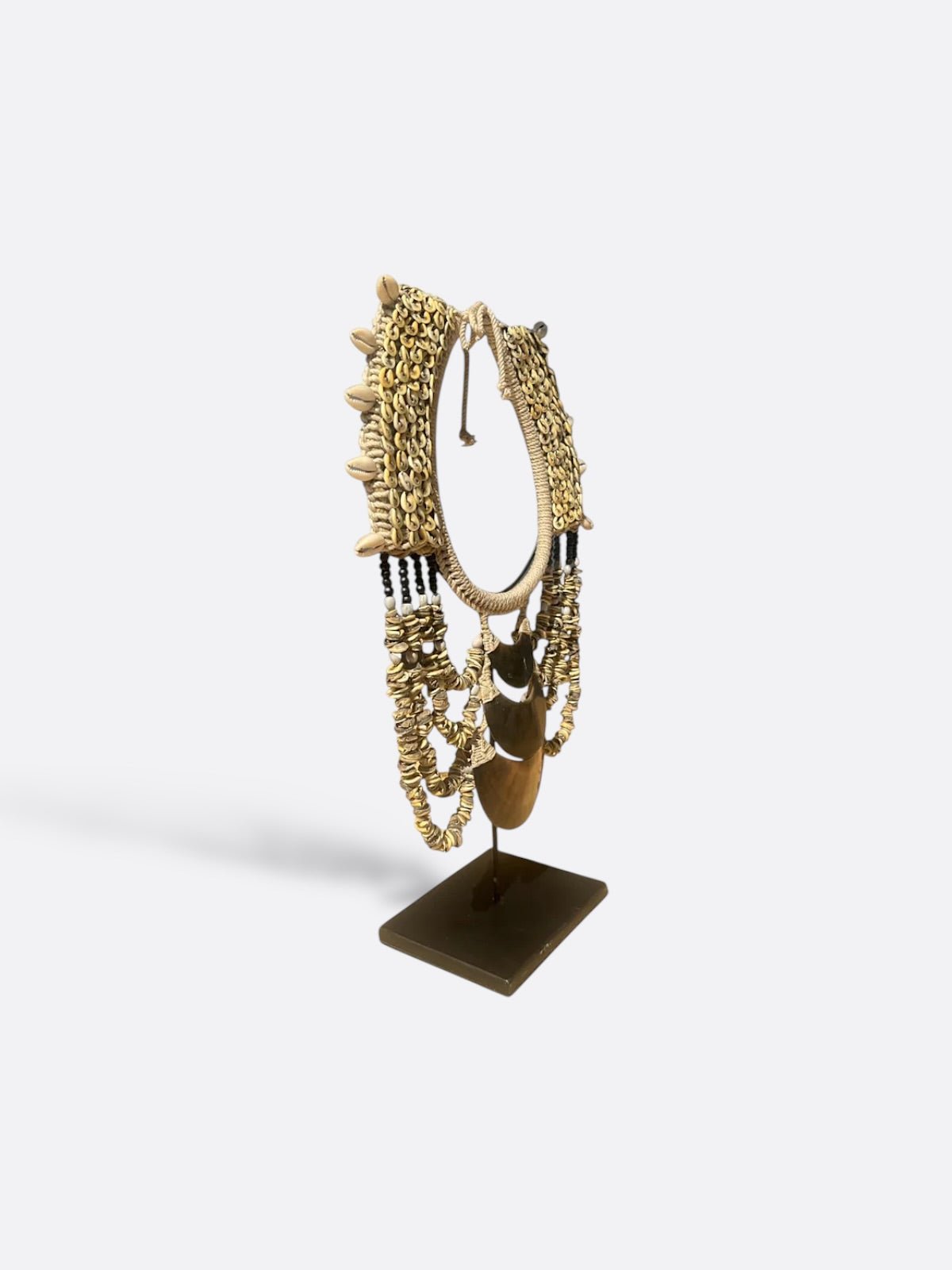 Détail de la nacre naturelle du collier Suku