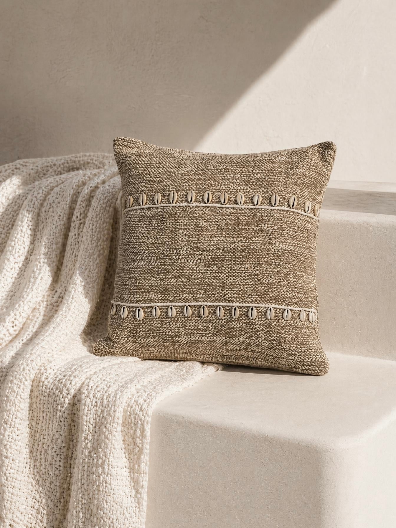 coussin carré Balinais en lin & coquillages - beige