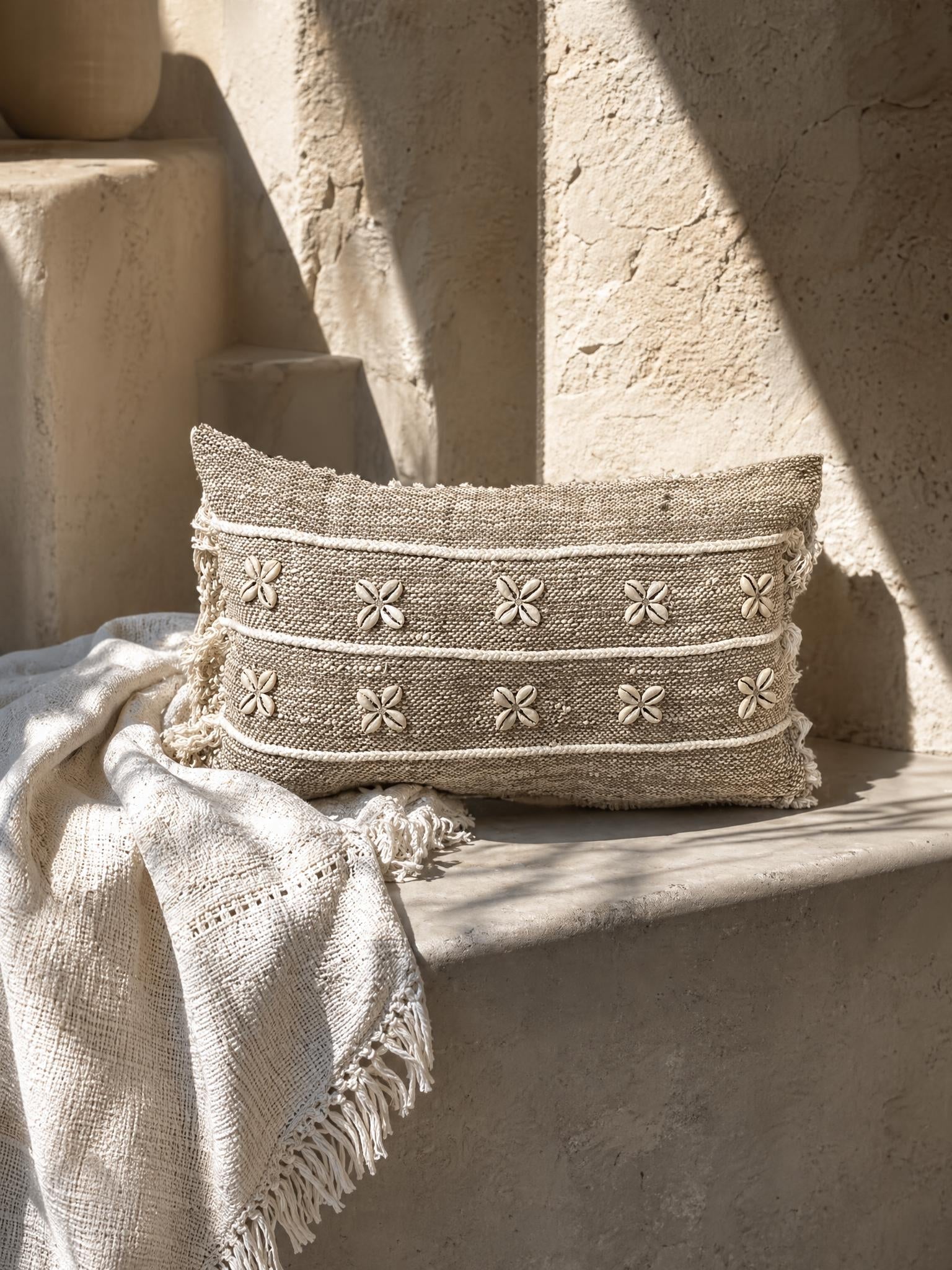 coussin en coton et coquillage beige de bali