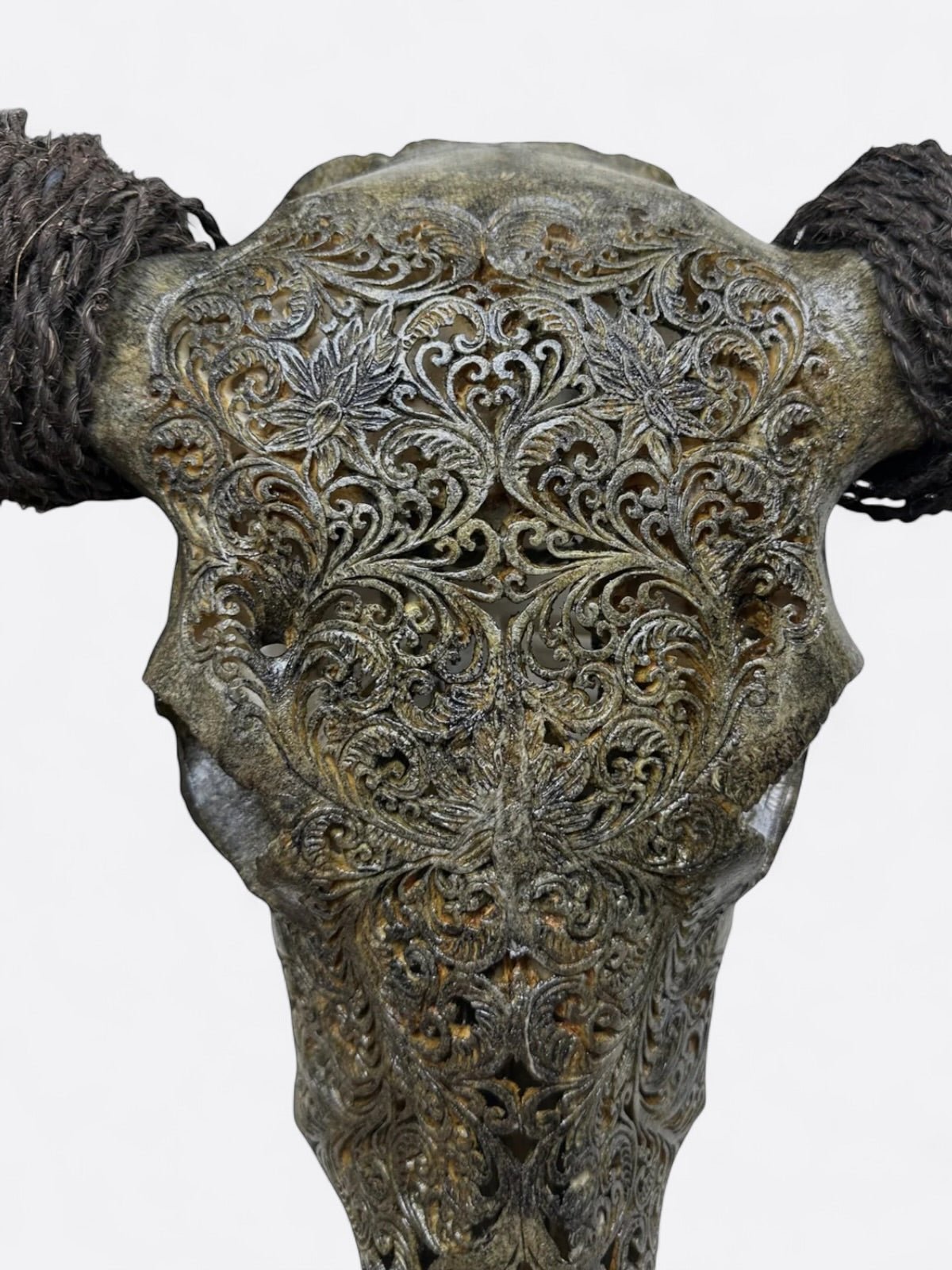 Crâne de buffle décoratif fait main à Bali, motifs floraux gravés