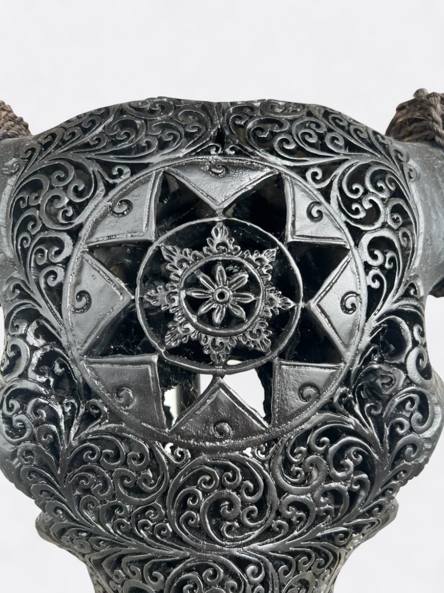 Détail des gravures ornementales du crâne de buffle Stella