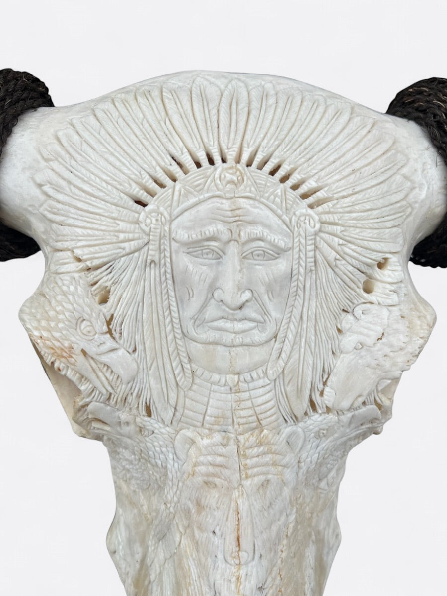 Crâne de buffle décoratif sculpté par Wayan à Bali avec gravure indienne, pièce artisanale unique