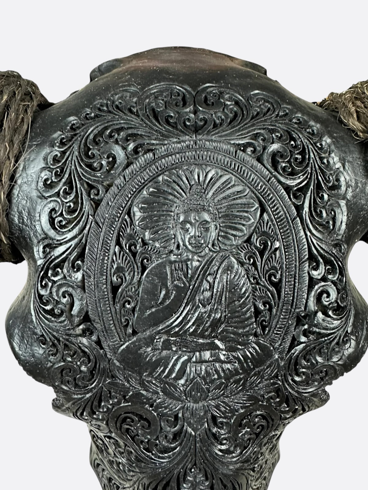Détail de la gravure de Bouddha sur le crâne de buffle Buddha Dharma
