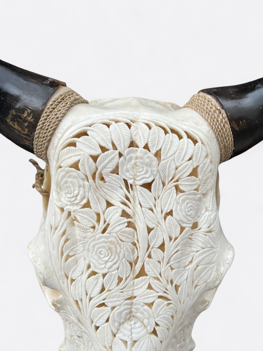 Détail de la gravure florale du crâne de vache Sapi