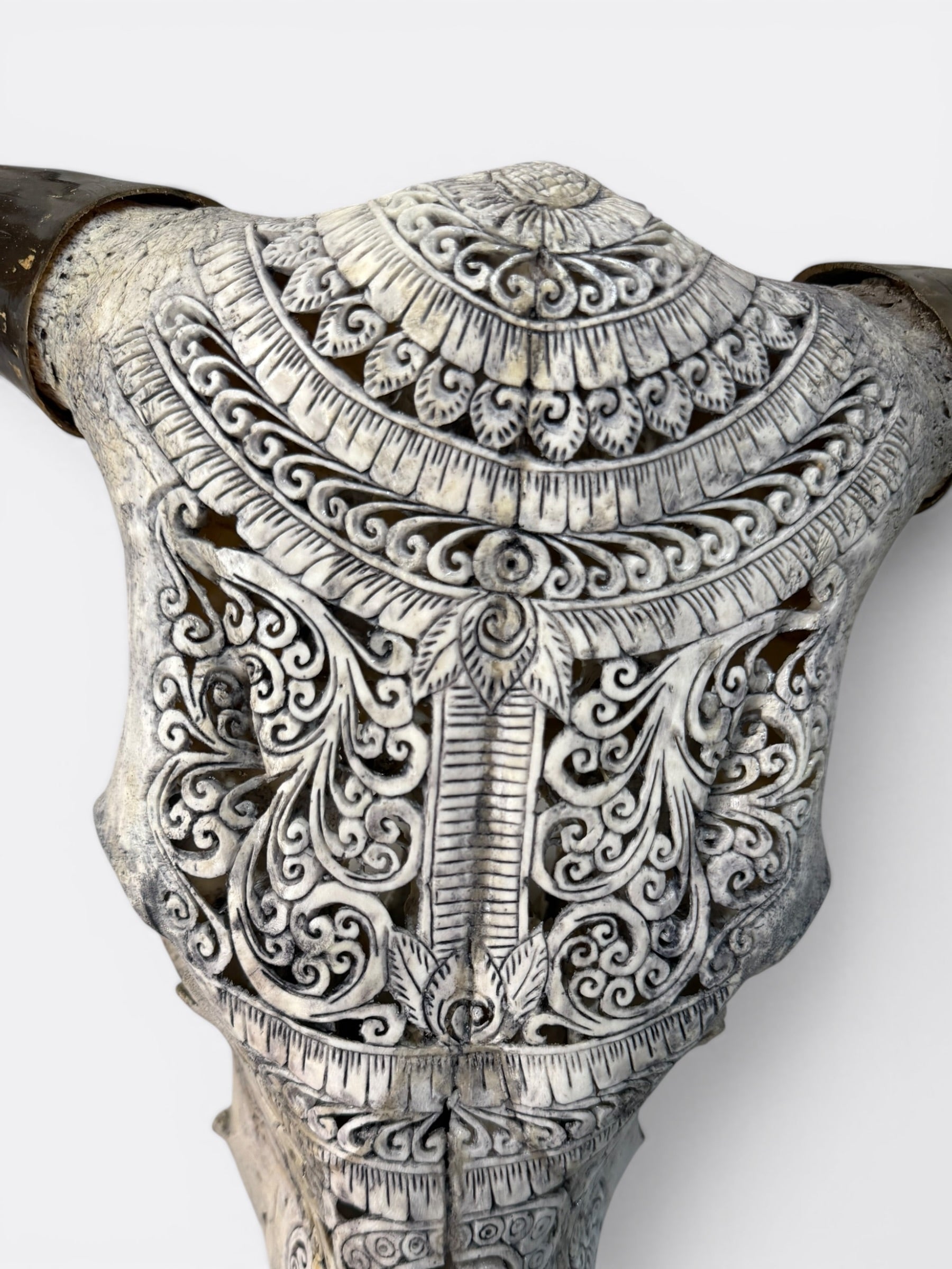 Détail des gravures balinaises sur Grey Shaman