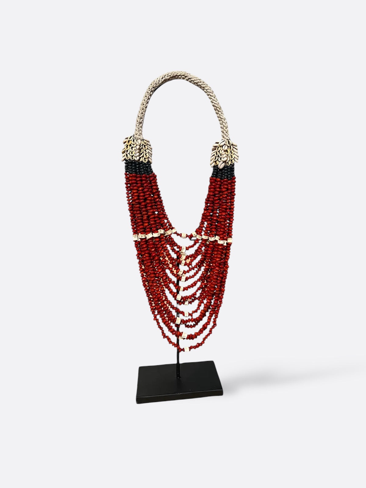Collier en perles et coquillages sur socle - Aria