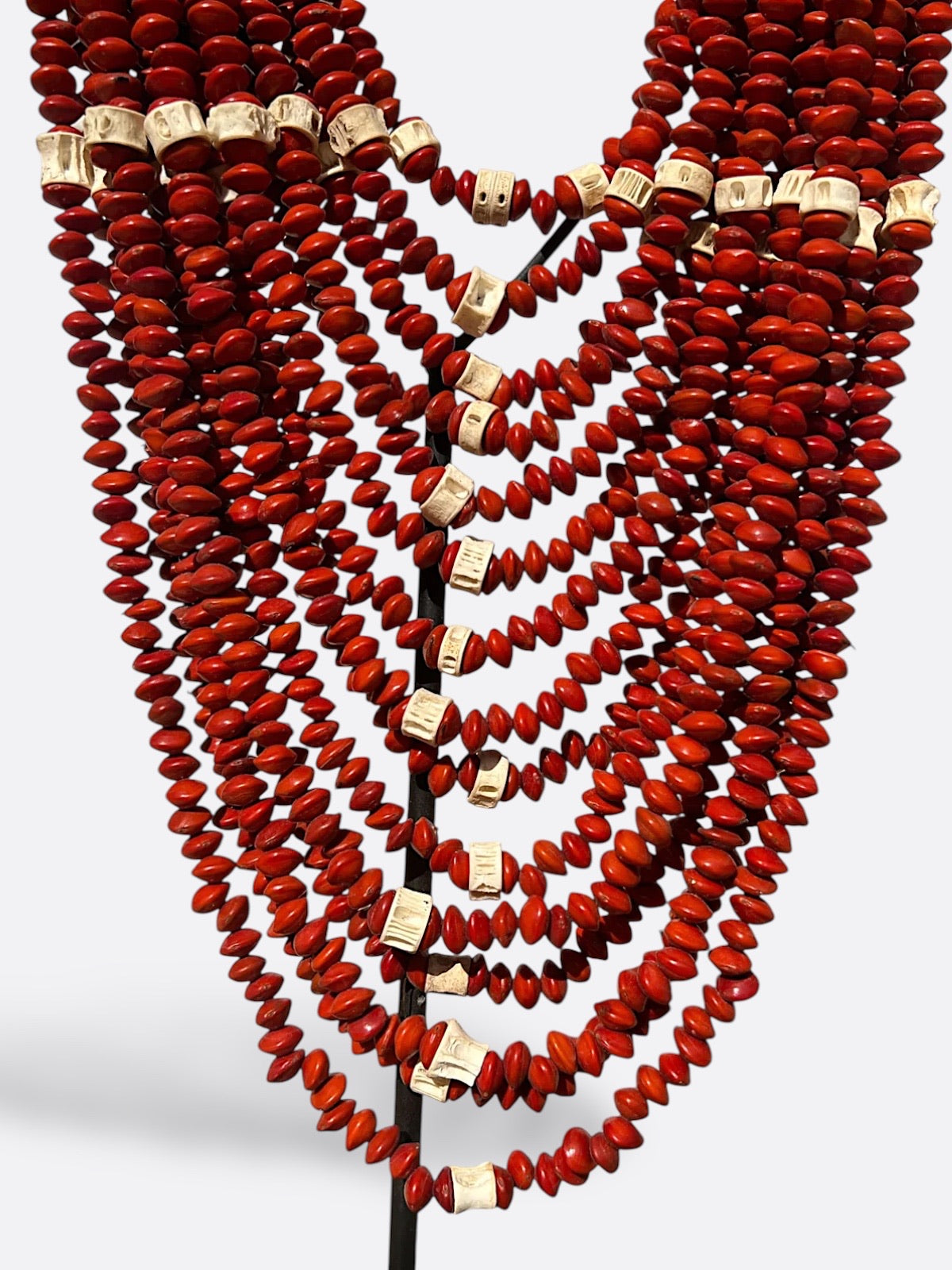 Collier en perles et coquillages sur socle - Aria