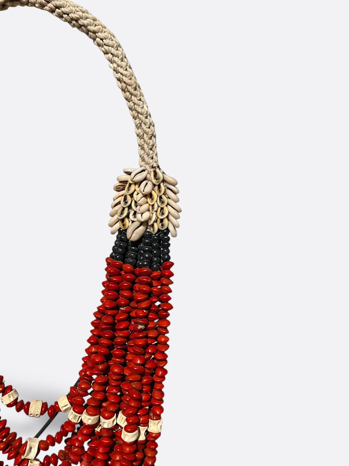 Collier en perles et coquillages sur socle - Aria