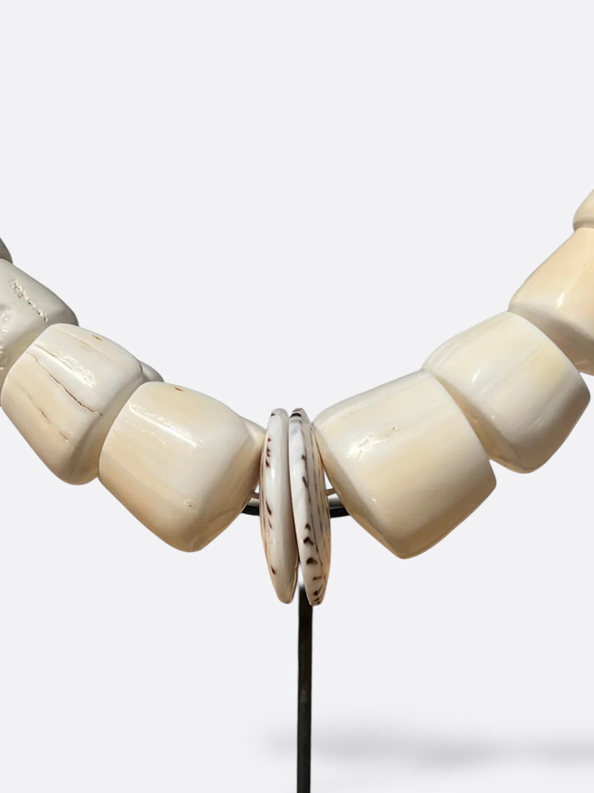 collier décoratif sur socle - Aman