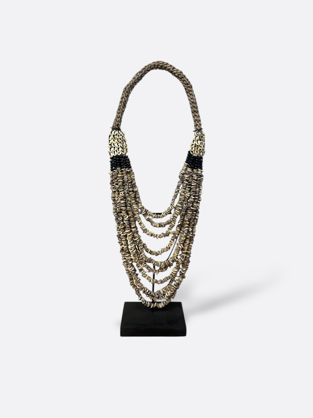 Collier en coquillages et perles sur socle métal – Putu