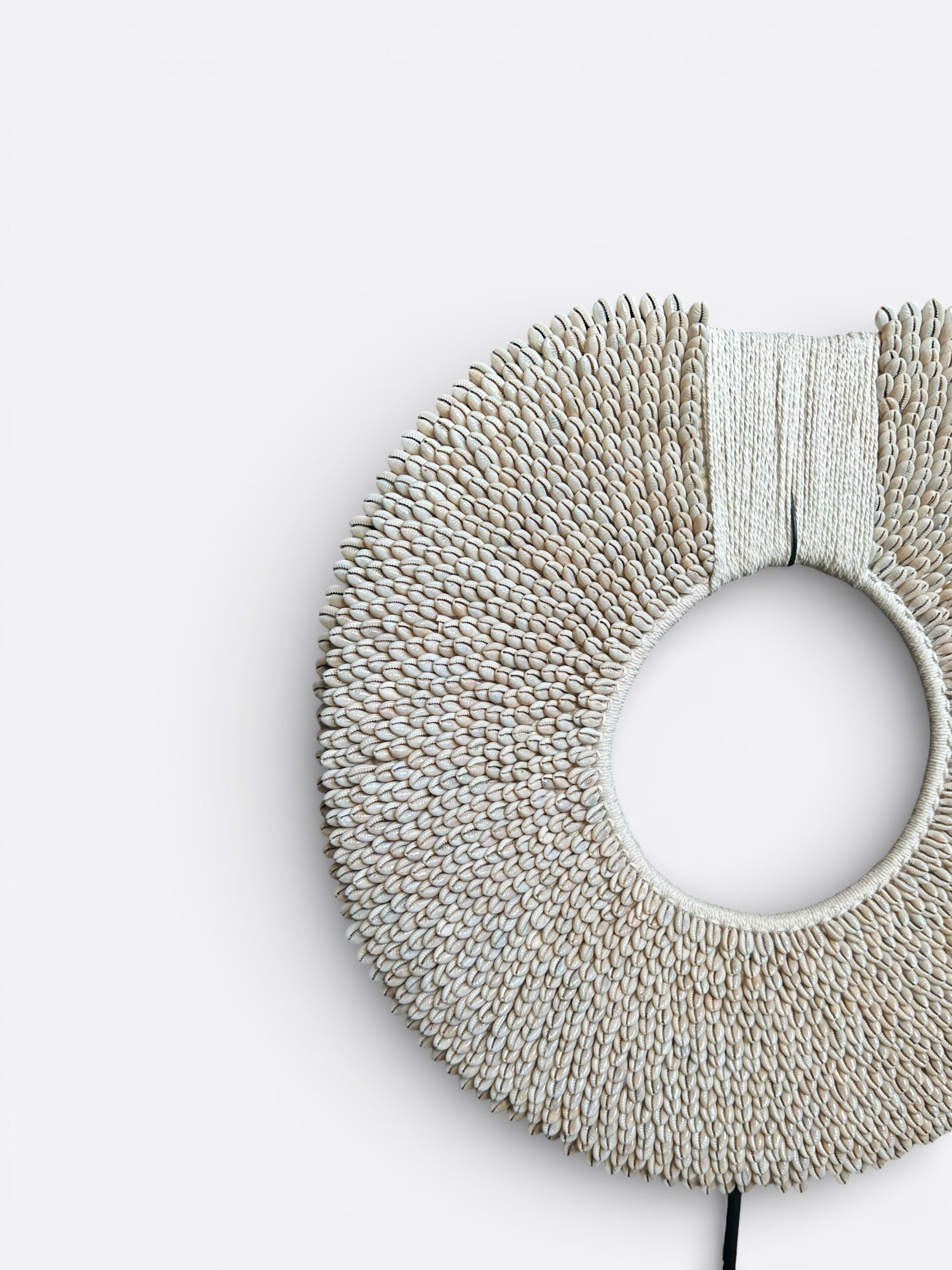 grand collier de coquillages sur socle - Cahaya XL