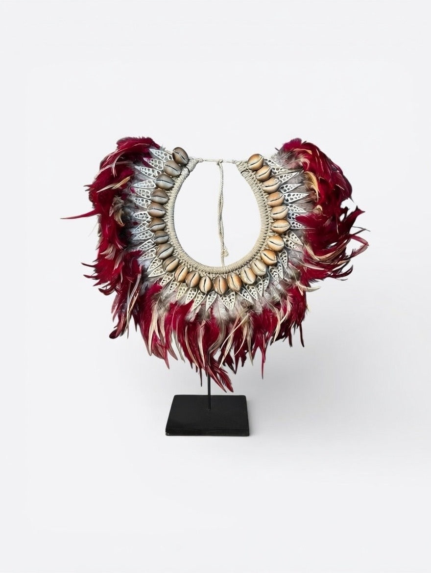 décoration sur socle en plume rouge et coquillage de bali