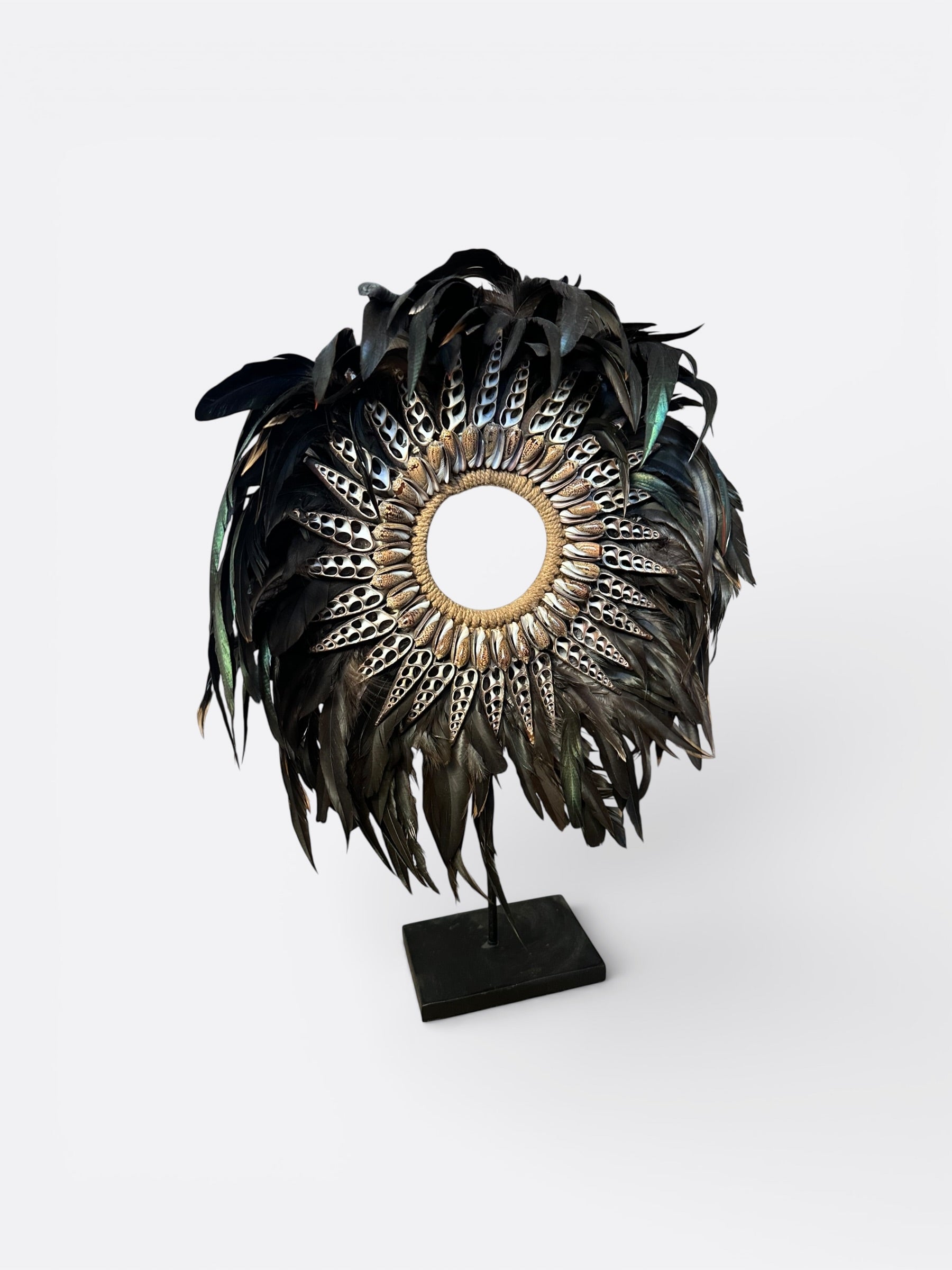 décoration sur socle en plume noir et coquillage de bali