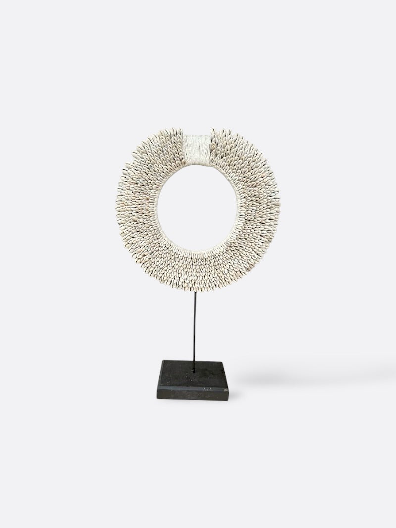Collier de coquillages sur socle - Cahaya