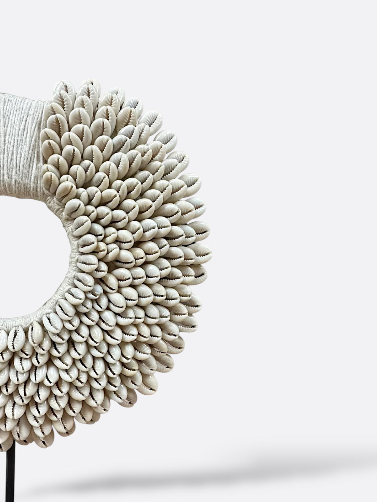 Collier de coquillages sur socle - Cahaya