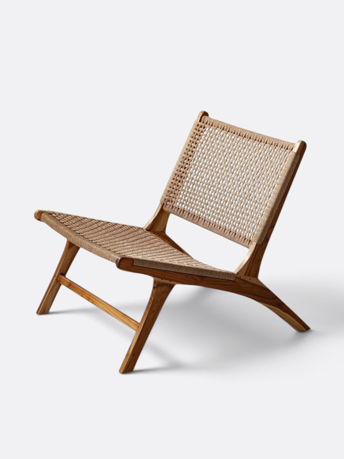 Fauteuil Nino en teck - vue de côté sur une terrasse