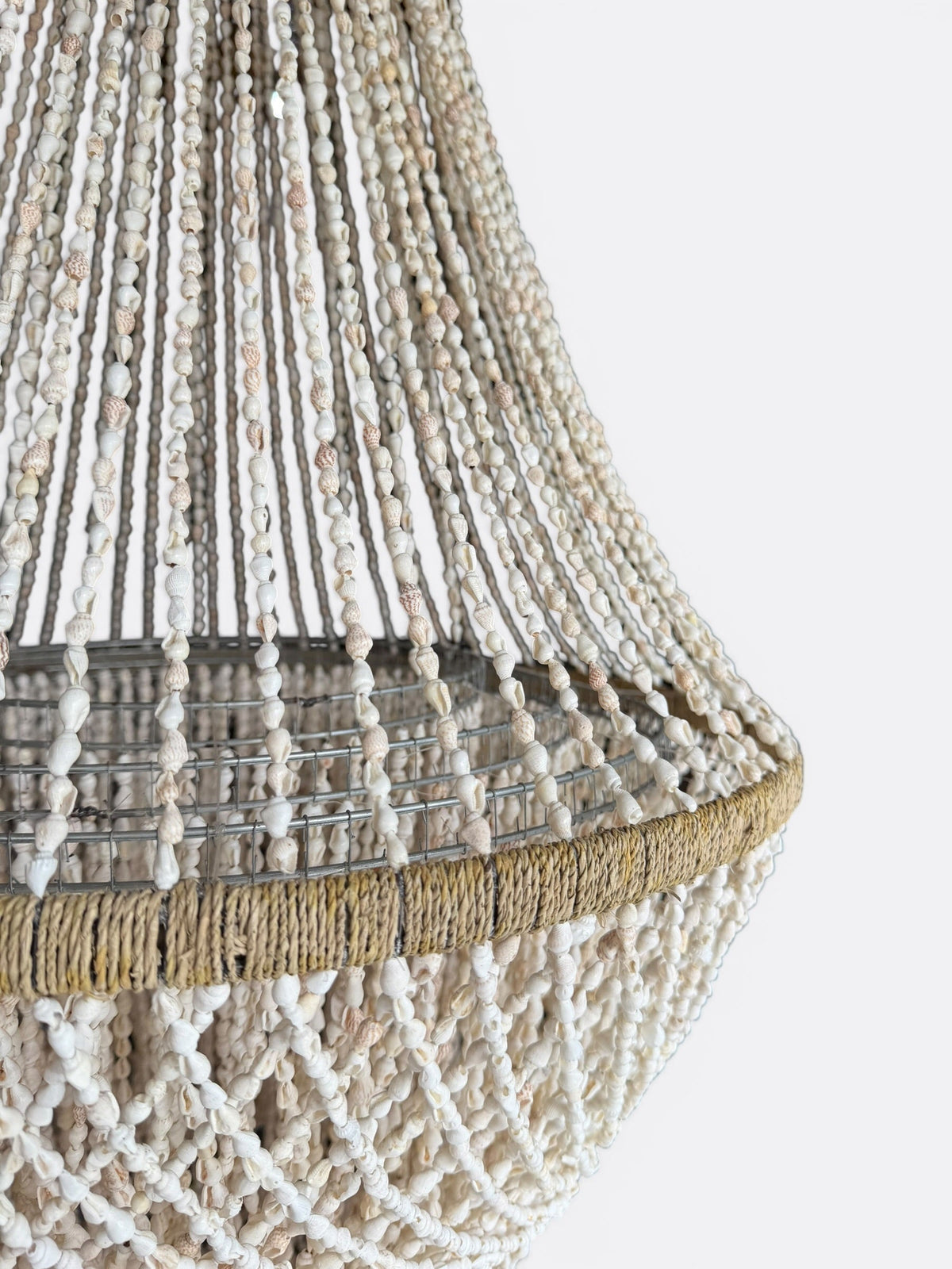 Détail des coquillages blancs assemblés du lustre Sari
