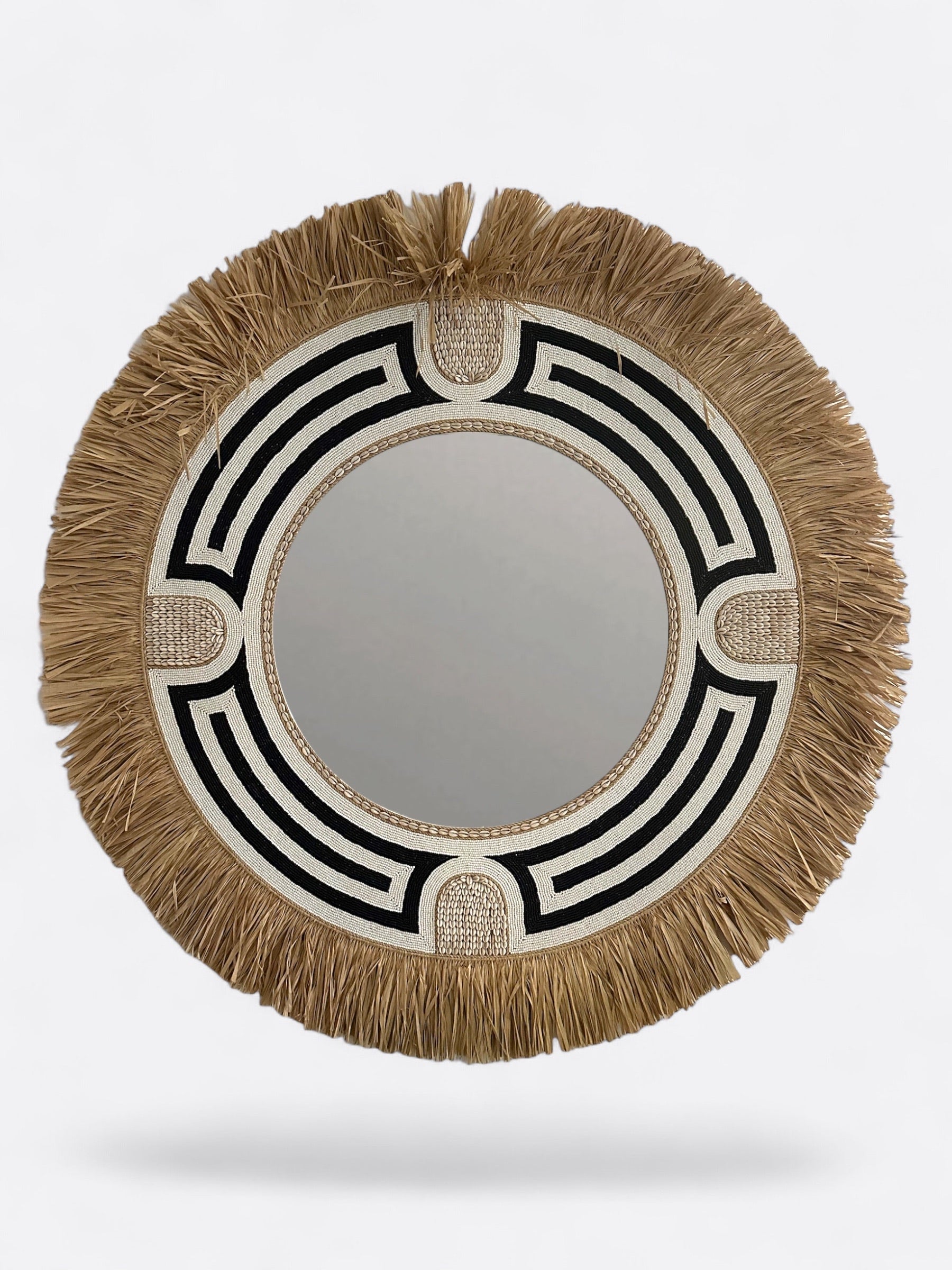 Grand miroir rond mural en perles noires avec coquillages et raphia, fait main à Bali