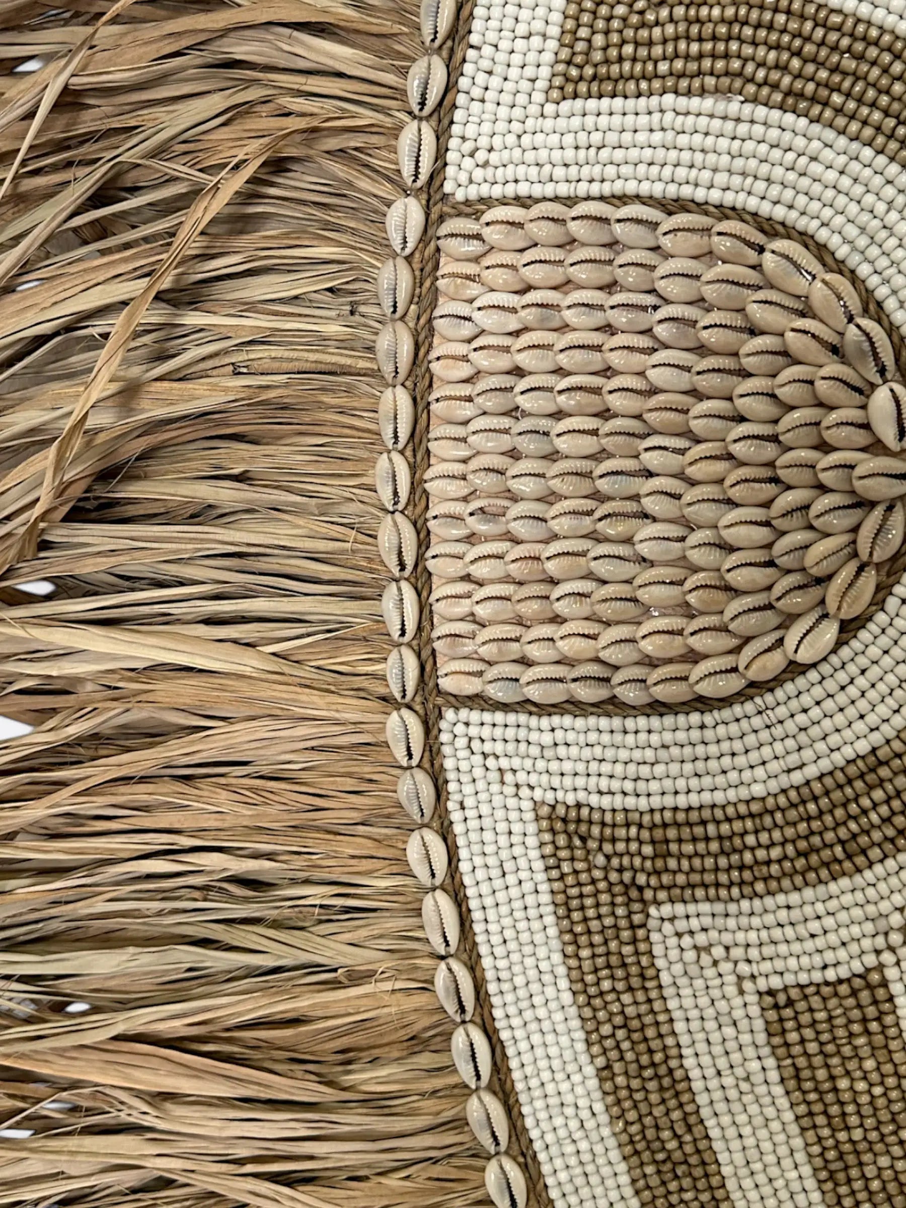 Gros plan sur les perles nacrées et le tressage du grand miroir artisanal Krem XL