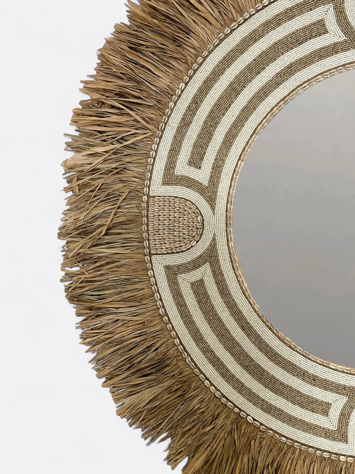 Détail de l'incrustation des perles sur le cadre texturé du grand miroir balinais Krem XL
