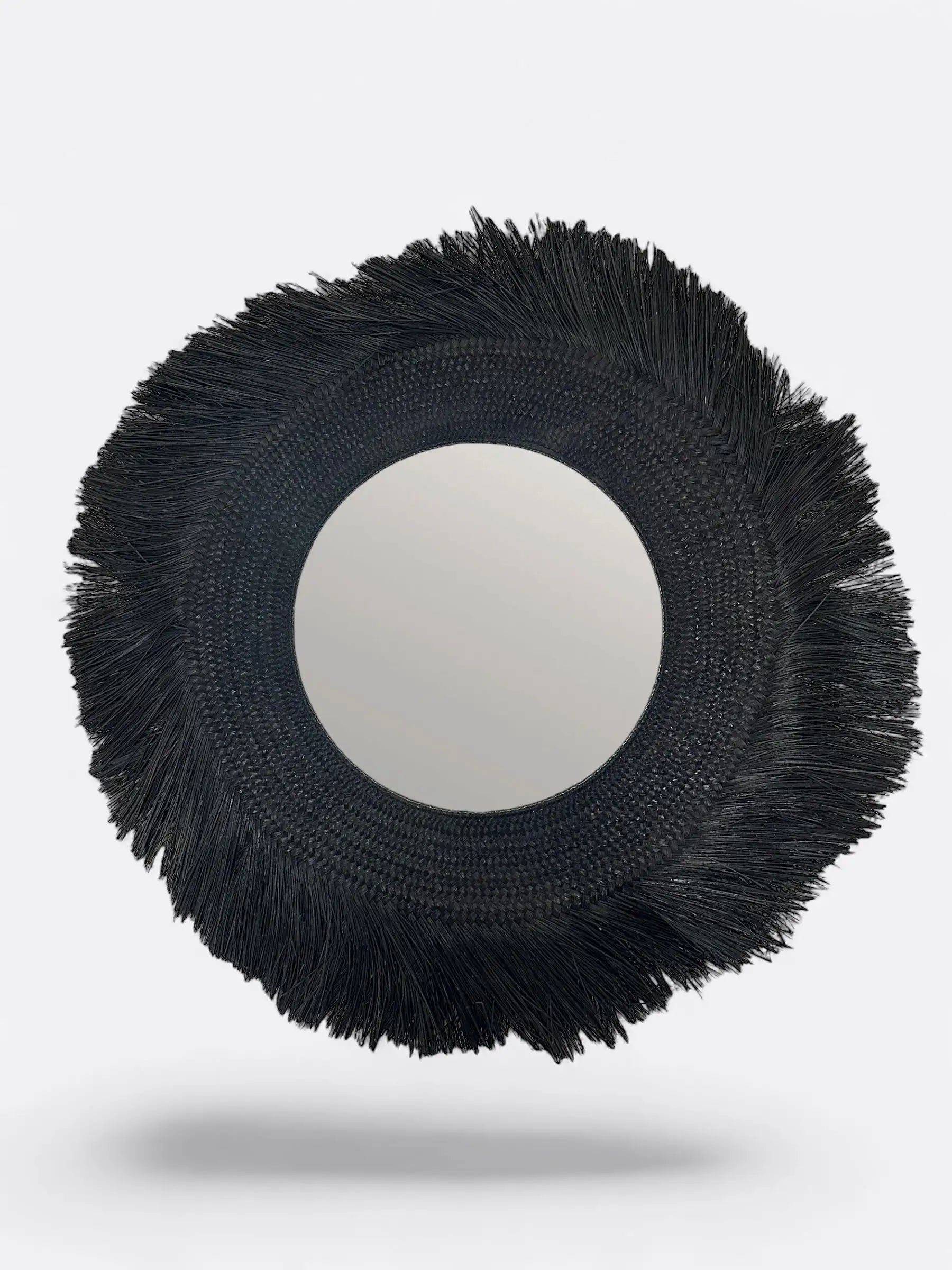 Miroir mural grand format Hitam XL en paille tressée noire, fait main à Bali