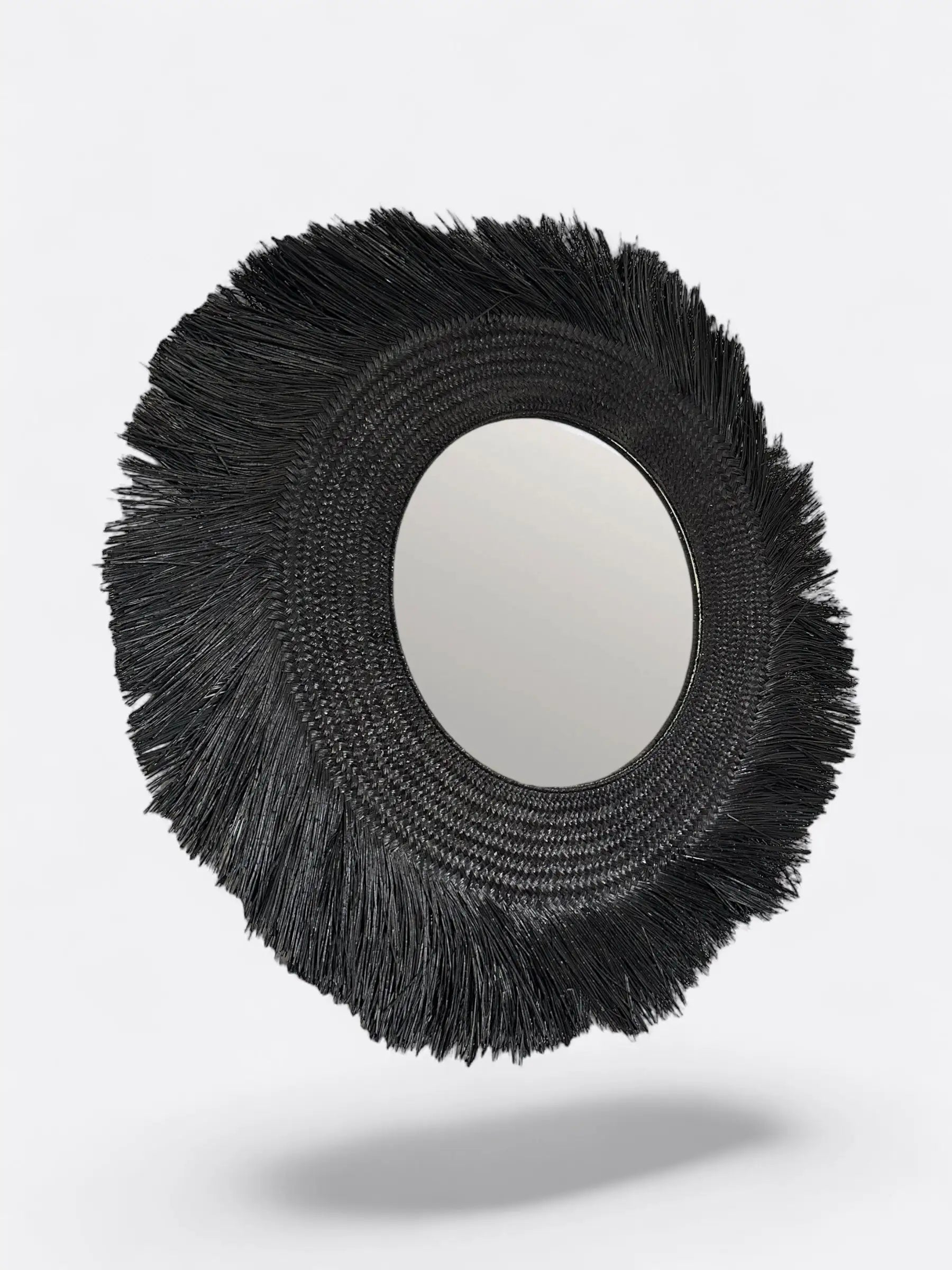 Grand miroir mural grand format Hitam XL en paille tressée noire, fait main à Bali
